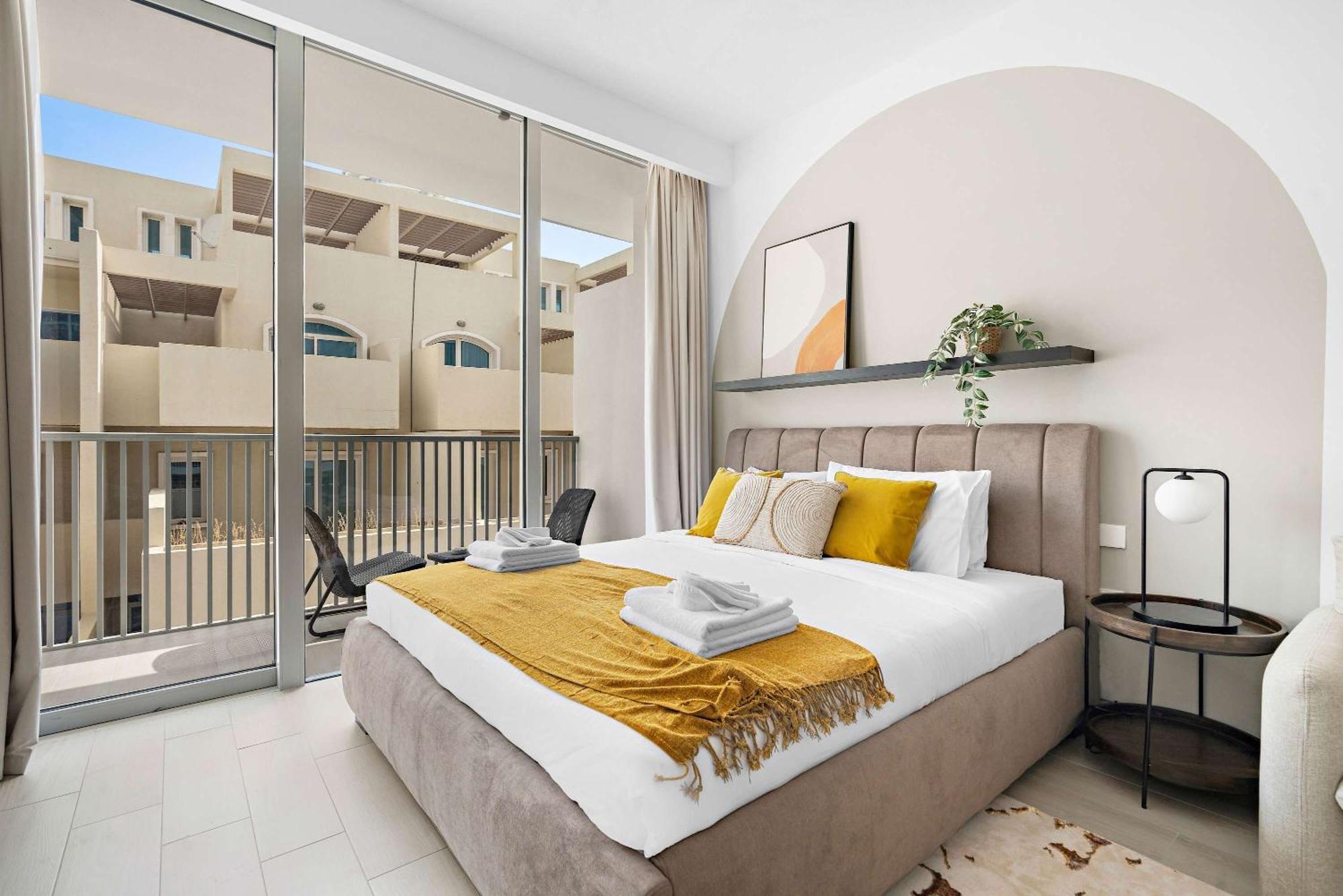 Silkhaus New In Jvc With Queen Bed Apartment *