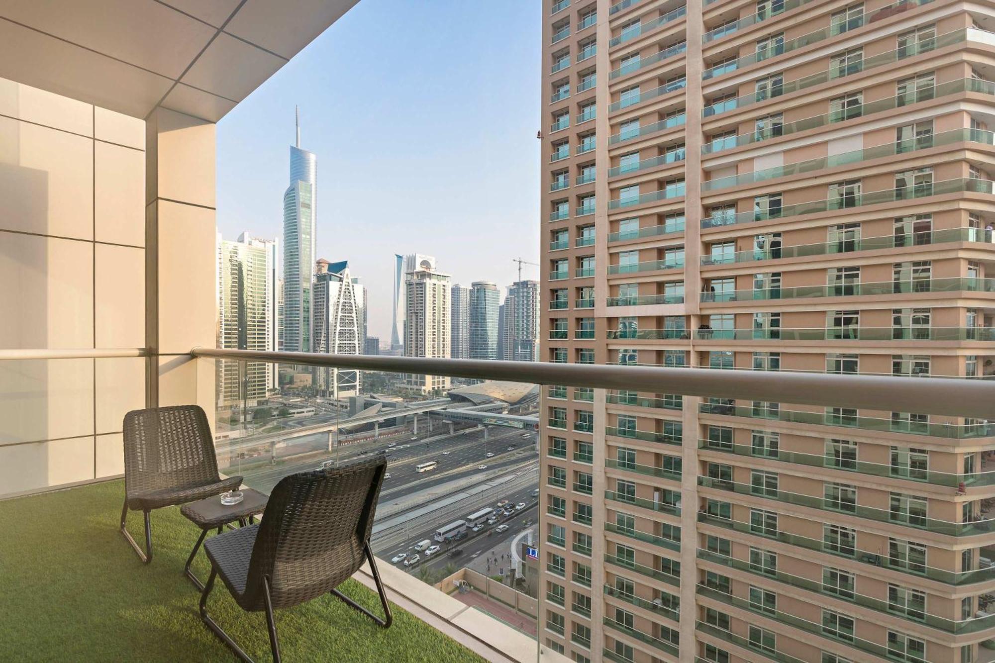 Silkhaus Chic 1bdr In West Avenue With Pool & Gym Access