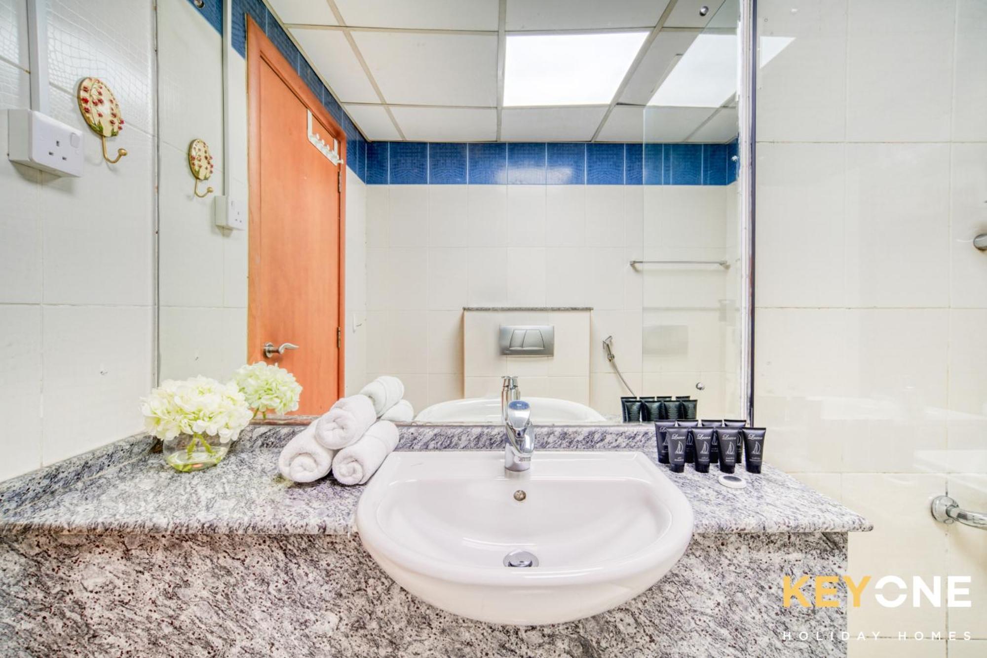 Elegant Two Bedroom In Dubai Marina *