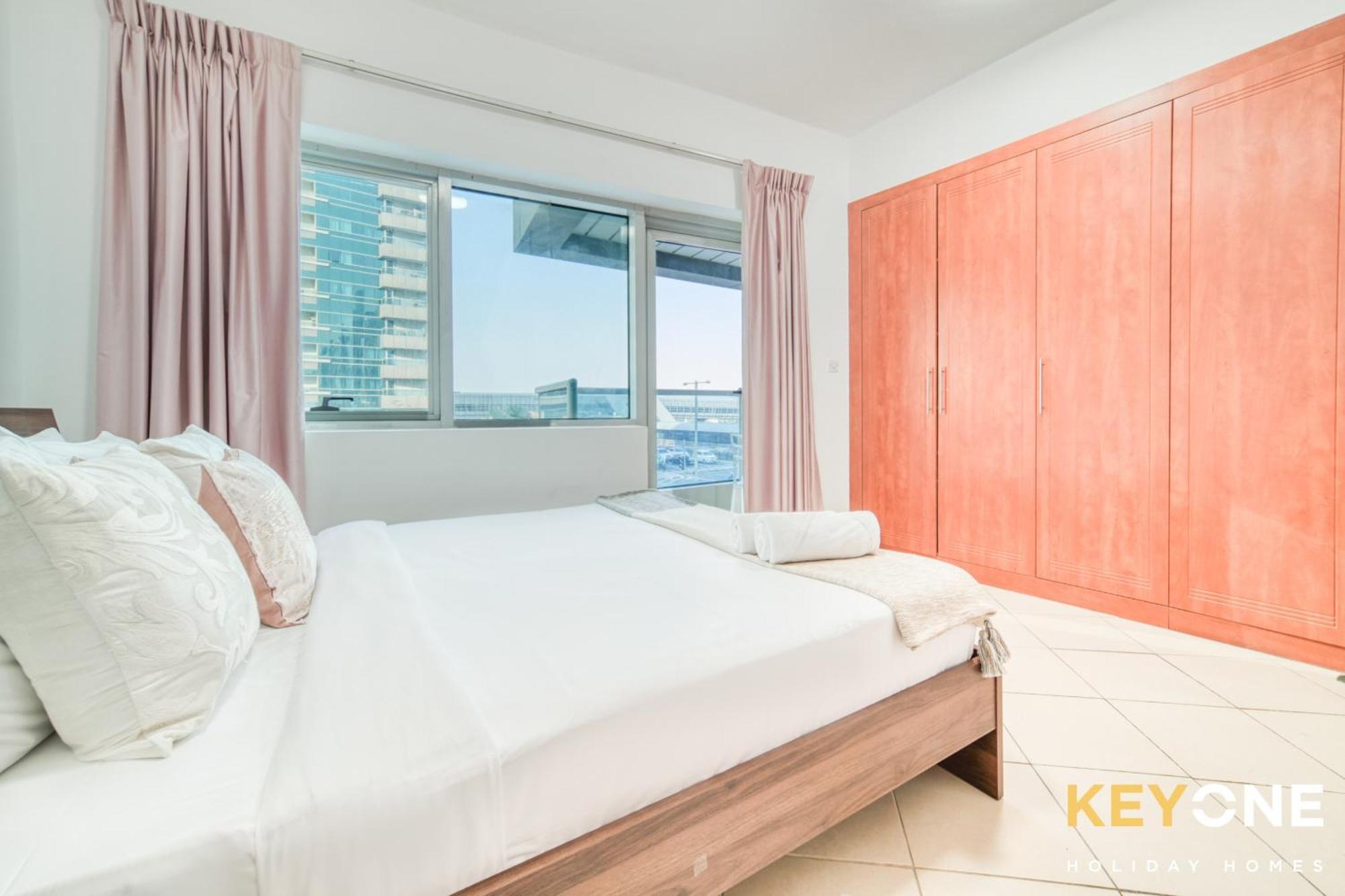 Elegant Two Bedroom In Marina *