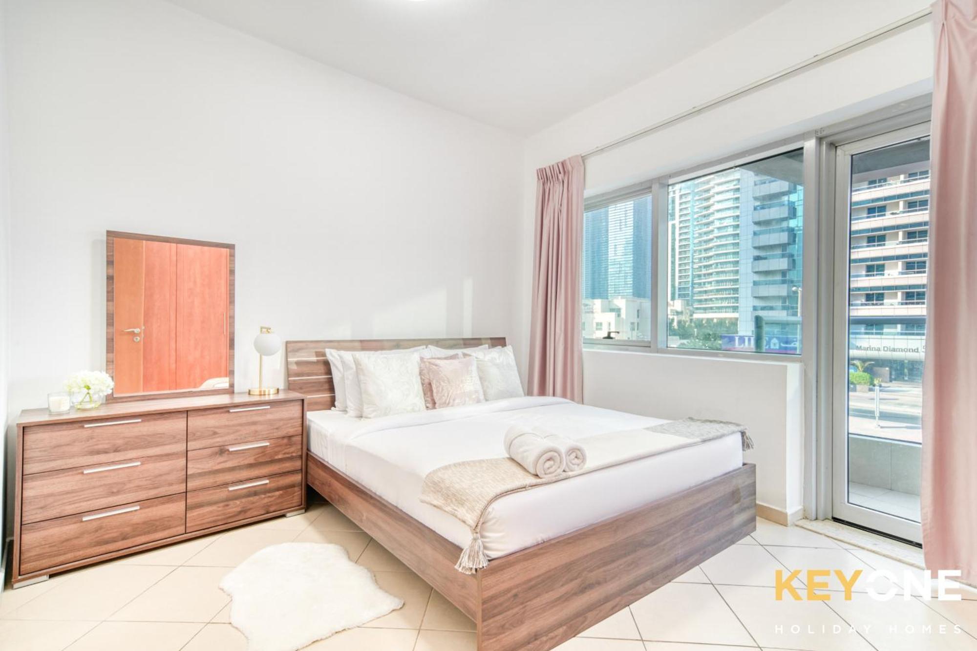 Elegant Two Bedroom In Marina