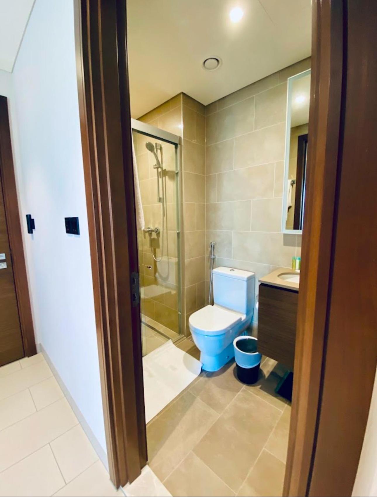 Private Room Of A Residential Tower For 1 Lady Pool & Downtown View & Parking Dubai