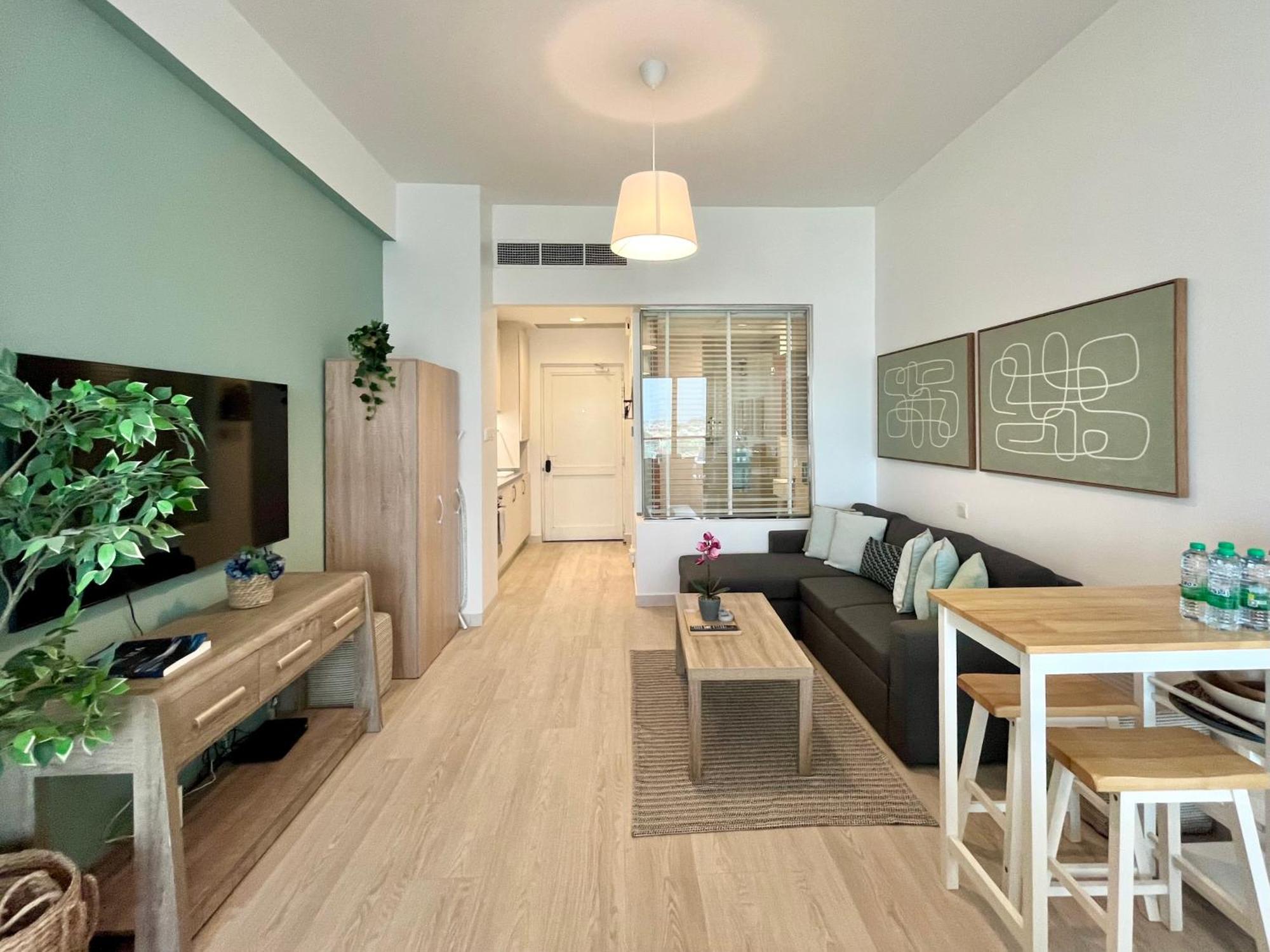 Upgraded & Cozy Boutique In Palm Jumeirah Pv7 *