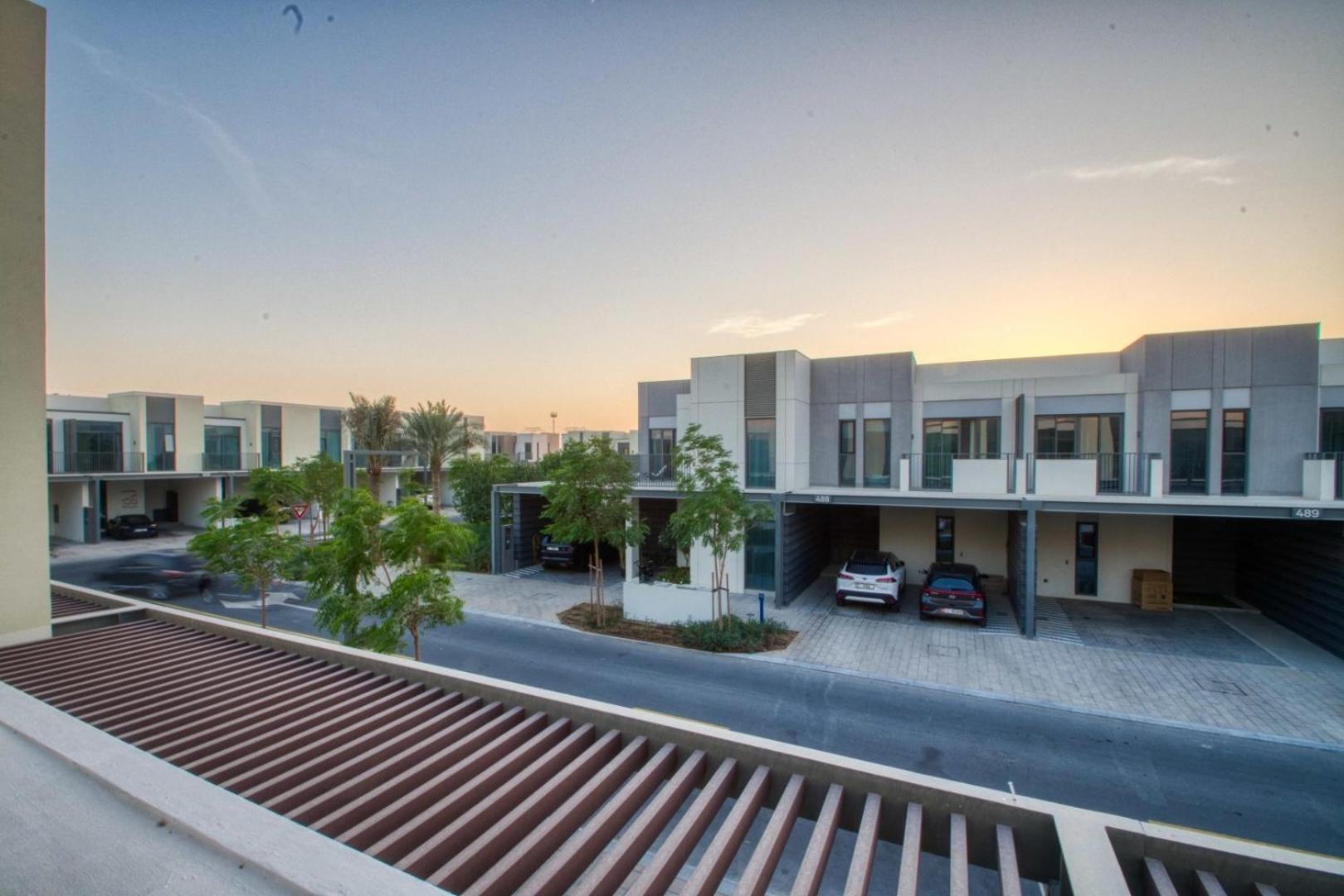 Golden Oasis- Luxury 3br With Maids Villa Dubai