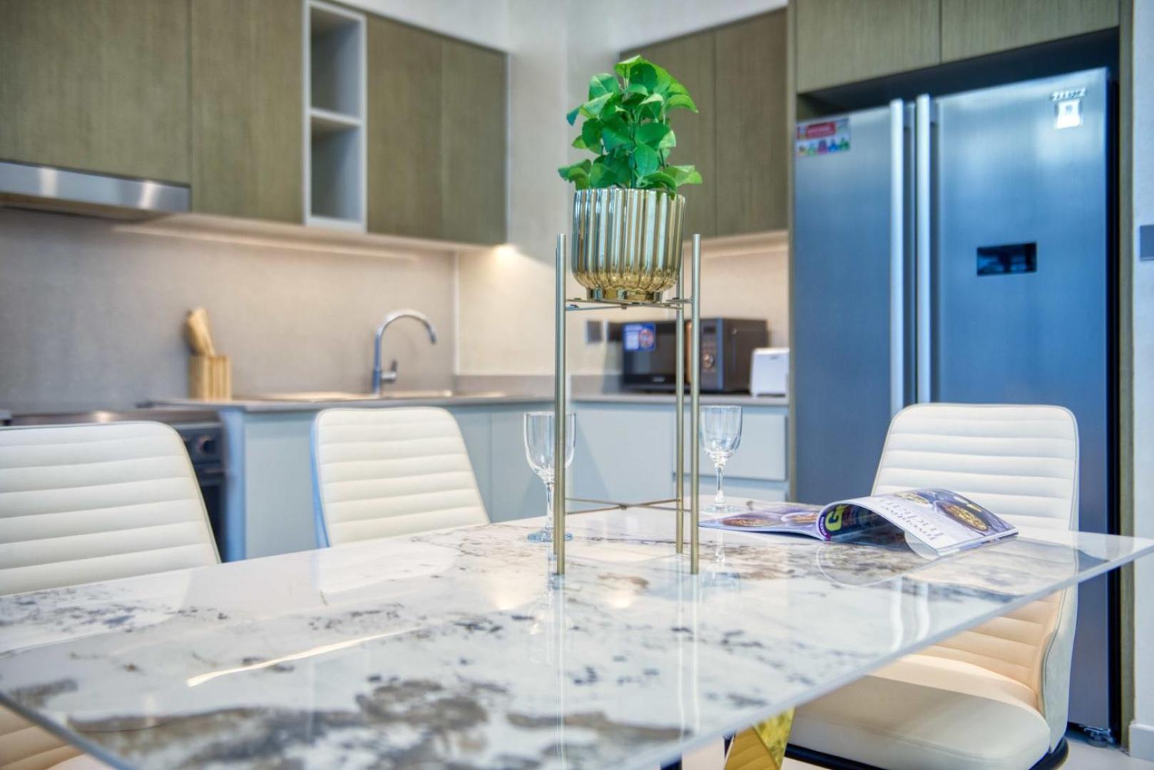 Golden Oasis- Luxury 3br With Maids Villa Dubai