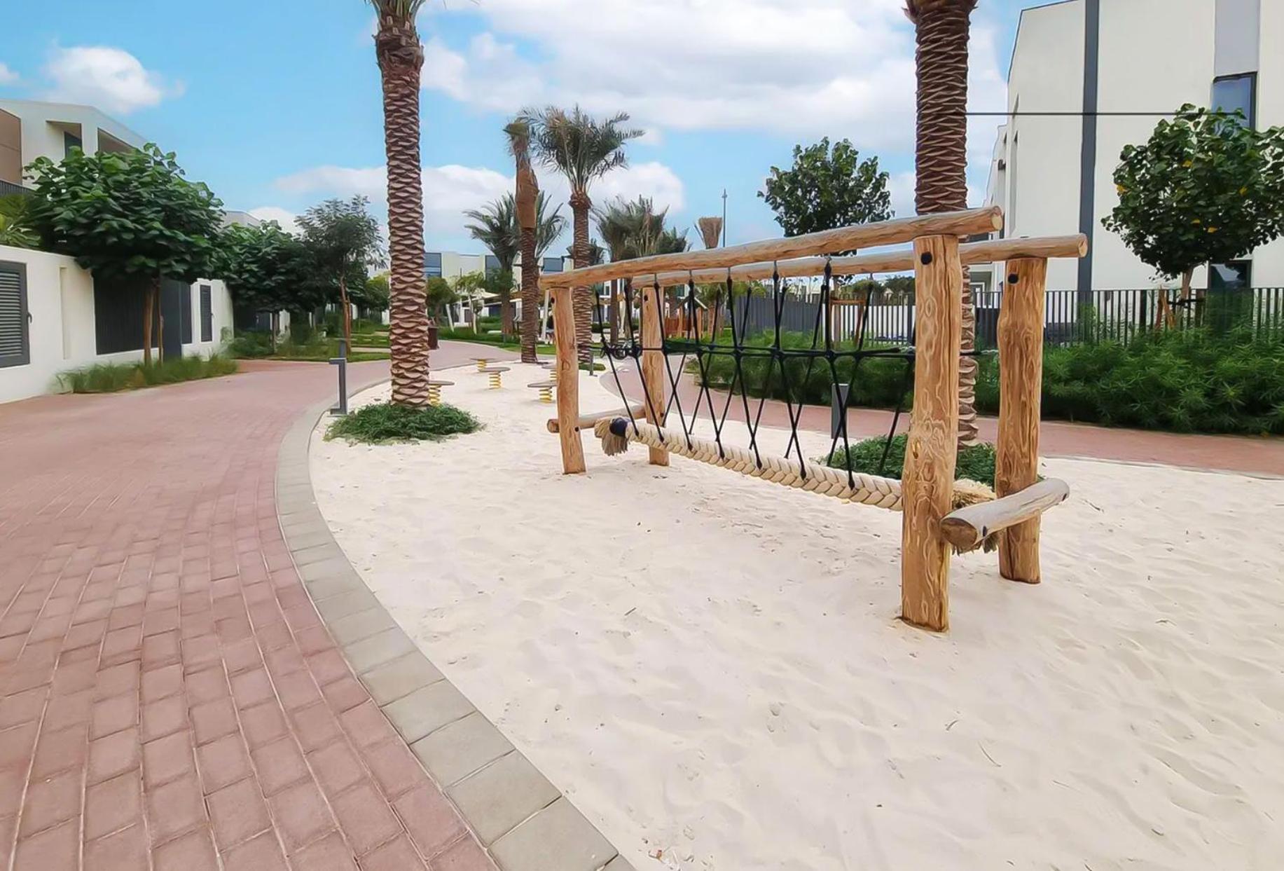 Golden Oasis- Luxury 3br With Maids Villa Dubai