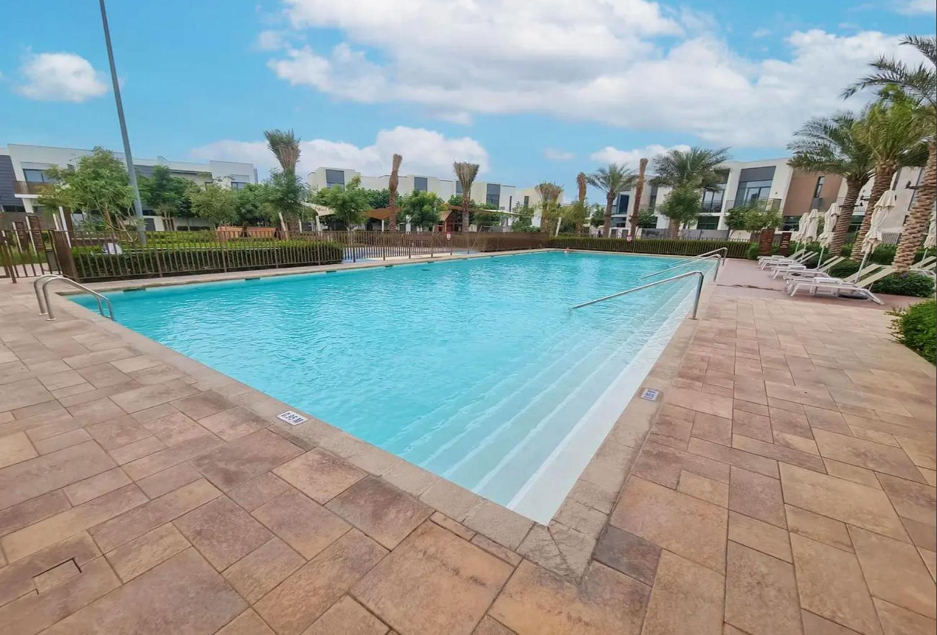 Golden Oasis- Luxury 3br With Maids Villa Dubai