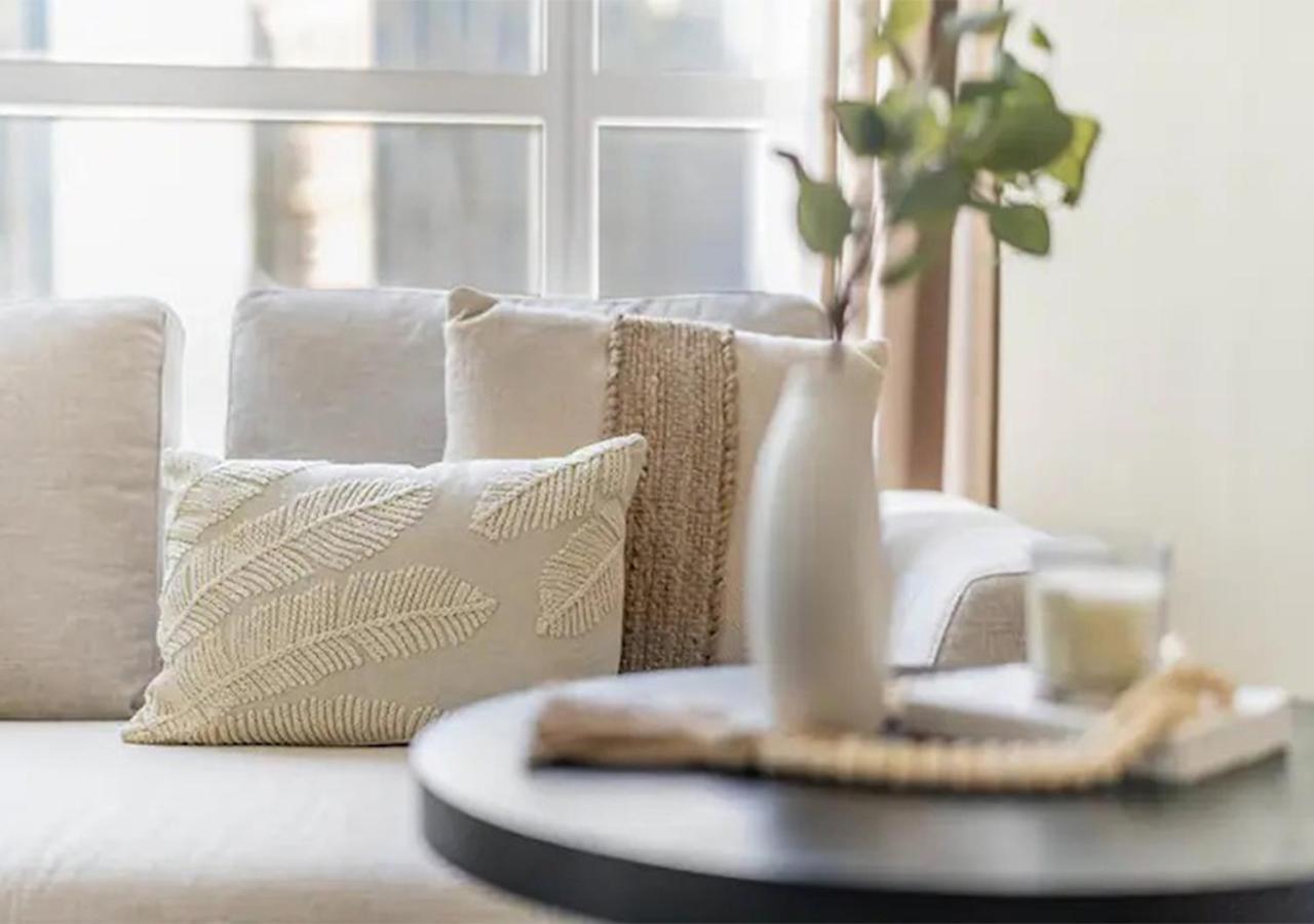 Apartment With Canal And Sea Views Close To Metro