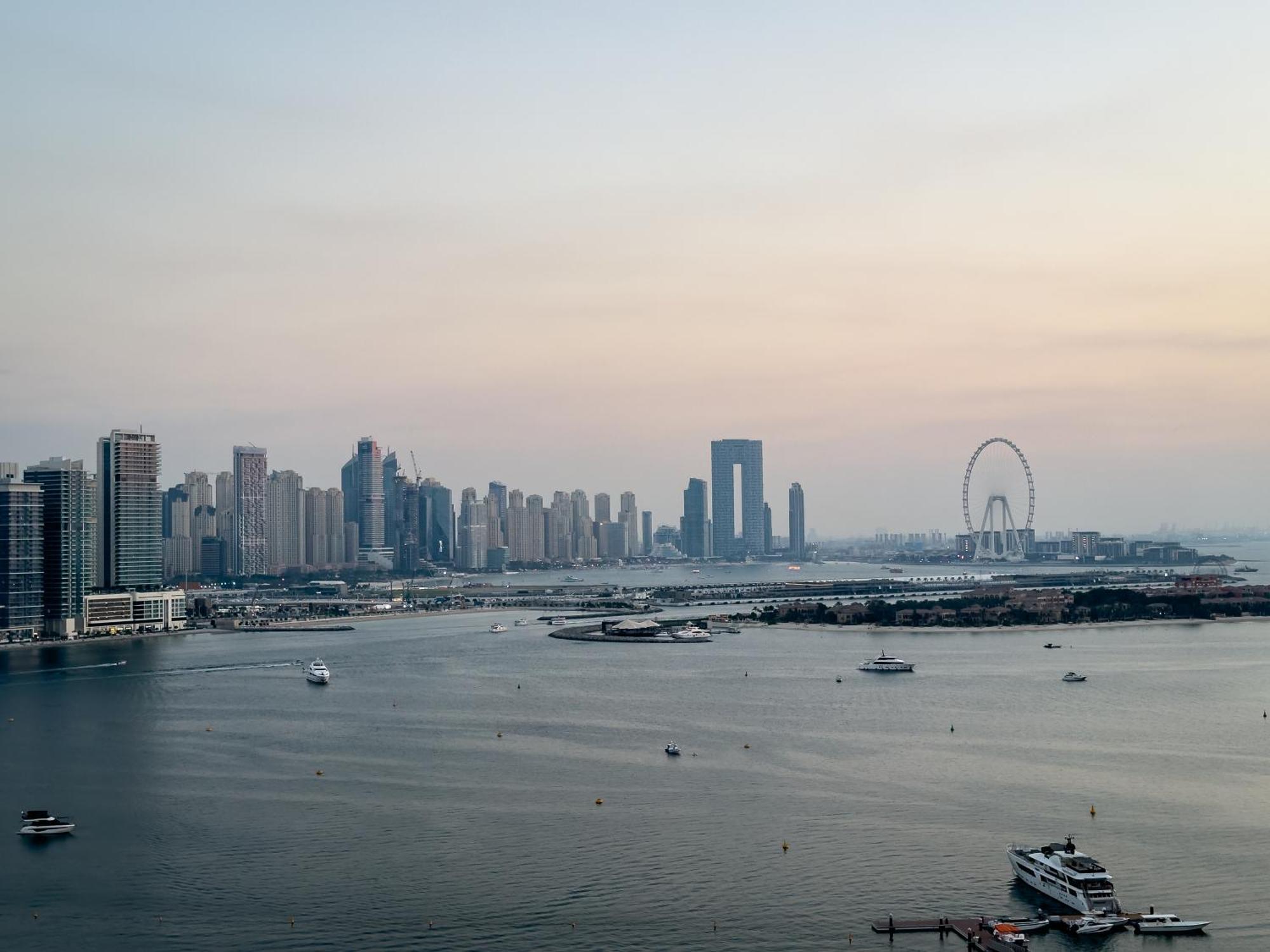 Palm Jumeirah Beachfront With Amazing Infinity Pool And Private *