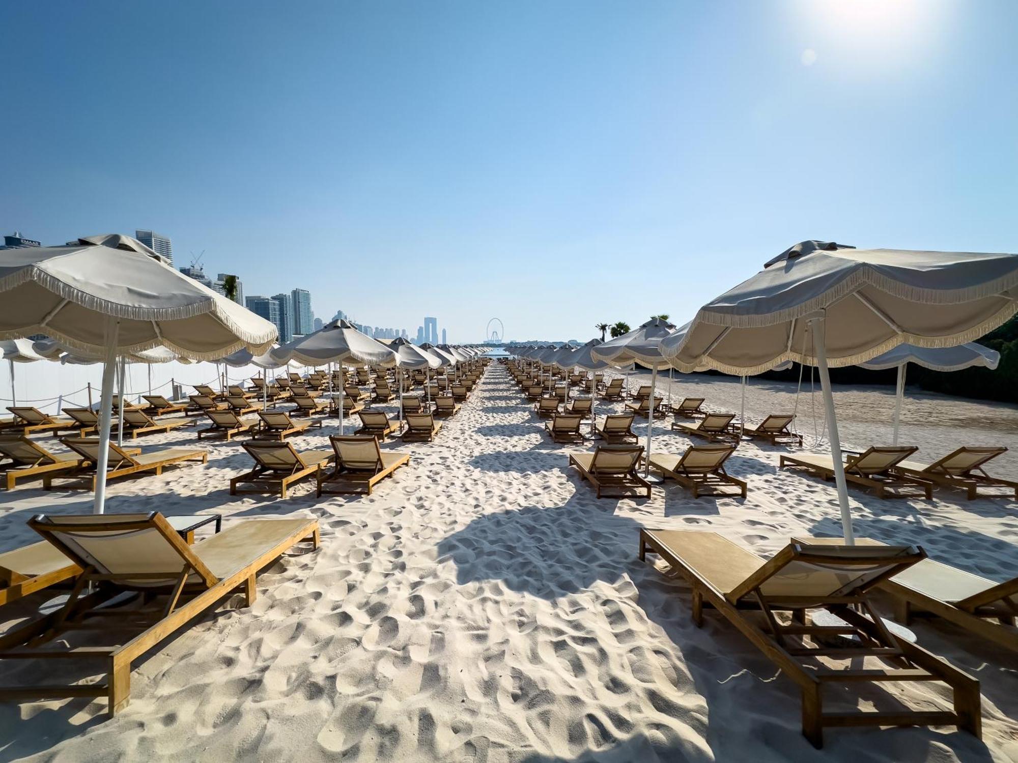 Palm Jumeirah Beachfront With Amazing Infinity Pool And Private Apartment
