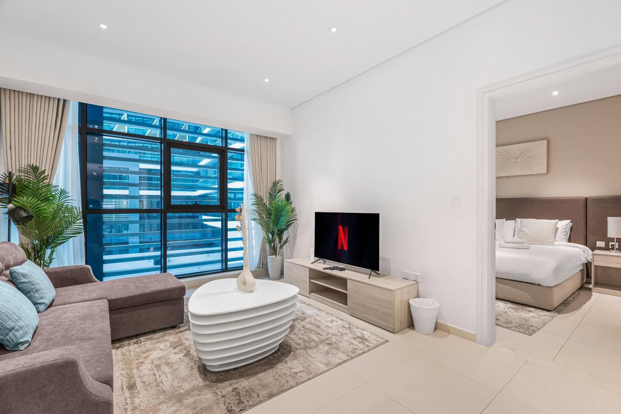 Palm Jumeirah Beachfront With Amazing Infinity Pool And Private Apartment *