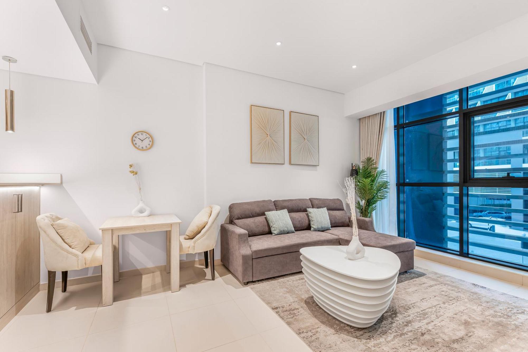 Palm Jumeirah Beachfront With Amazing Infinity Pool And Private Apartment
