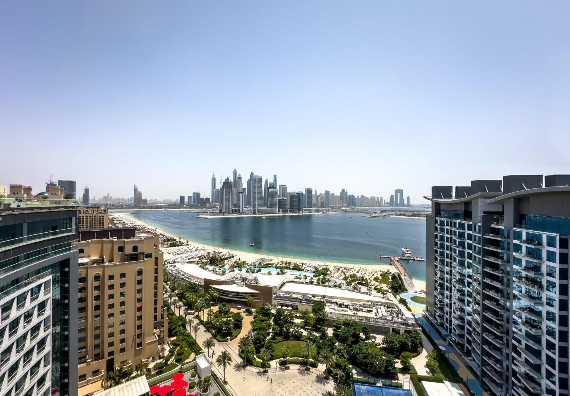 Palm Jumeirah Beachfront With Amazing Infinity Pool And Private Dubai