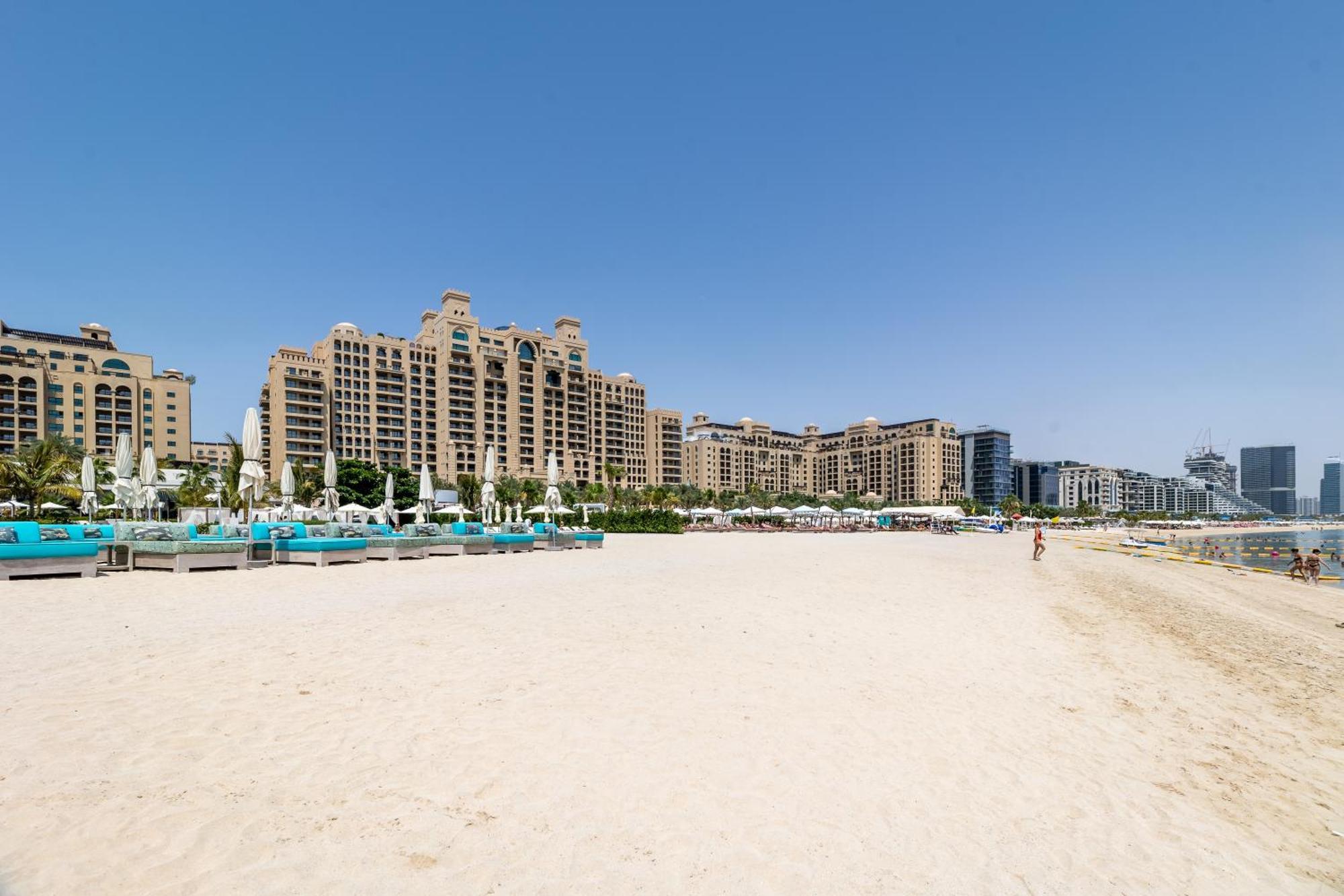 Palm Jumeirah Beachfront With Amazing Infinity Pool And Private Apartment
