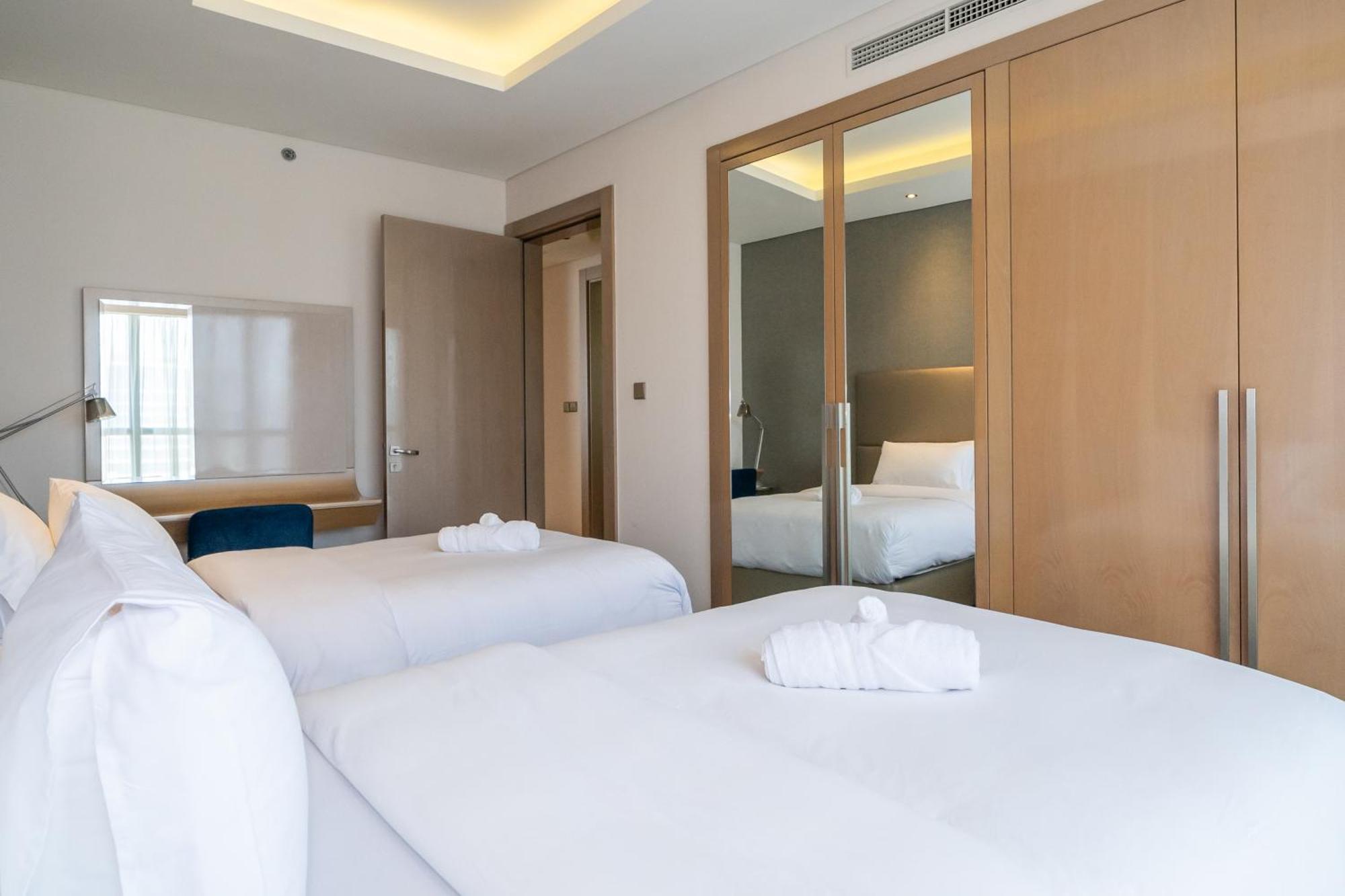 Holiday home Luxury 2br With Burj Khalifa Views Pool & Gym *