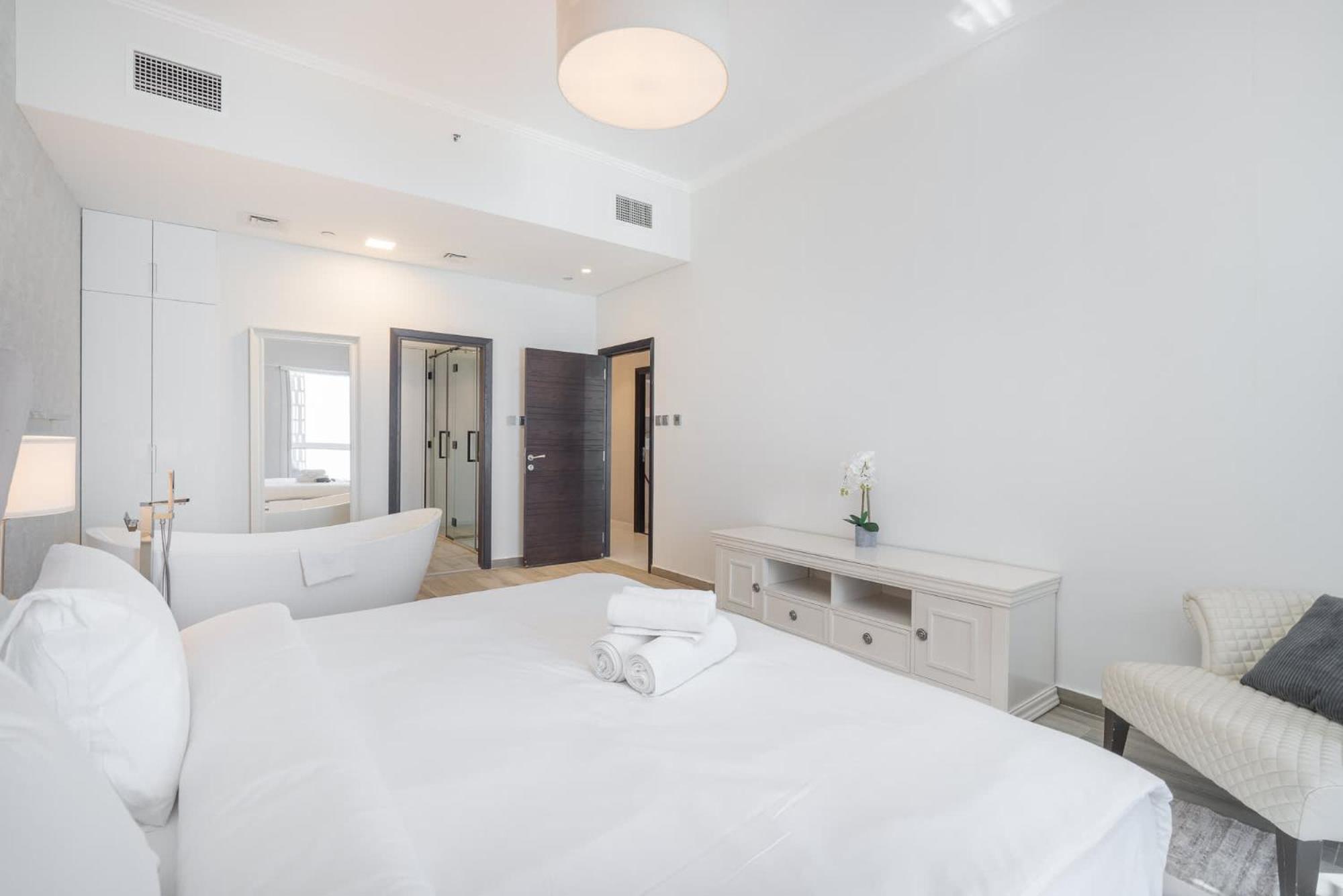 Luxury 4br In Marina With Stunning Palm Views Apartment