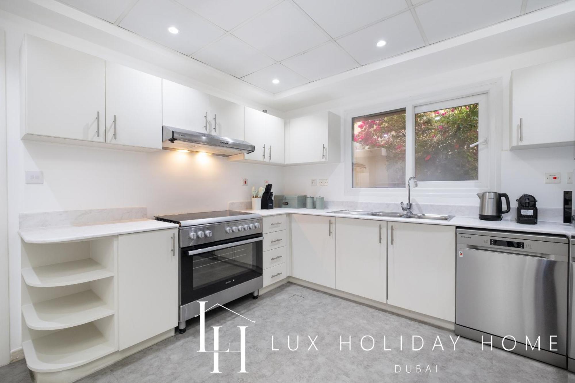 Lux The Meadows 5 Bed *
