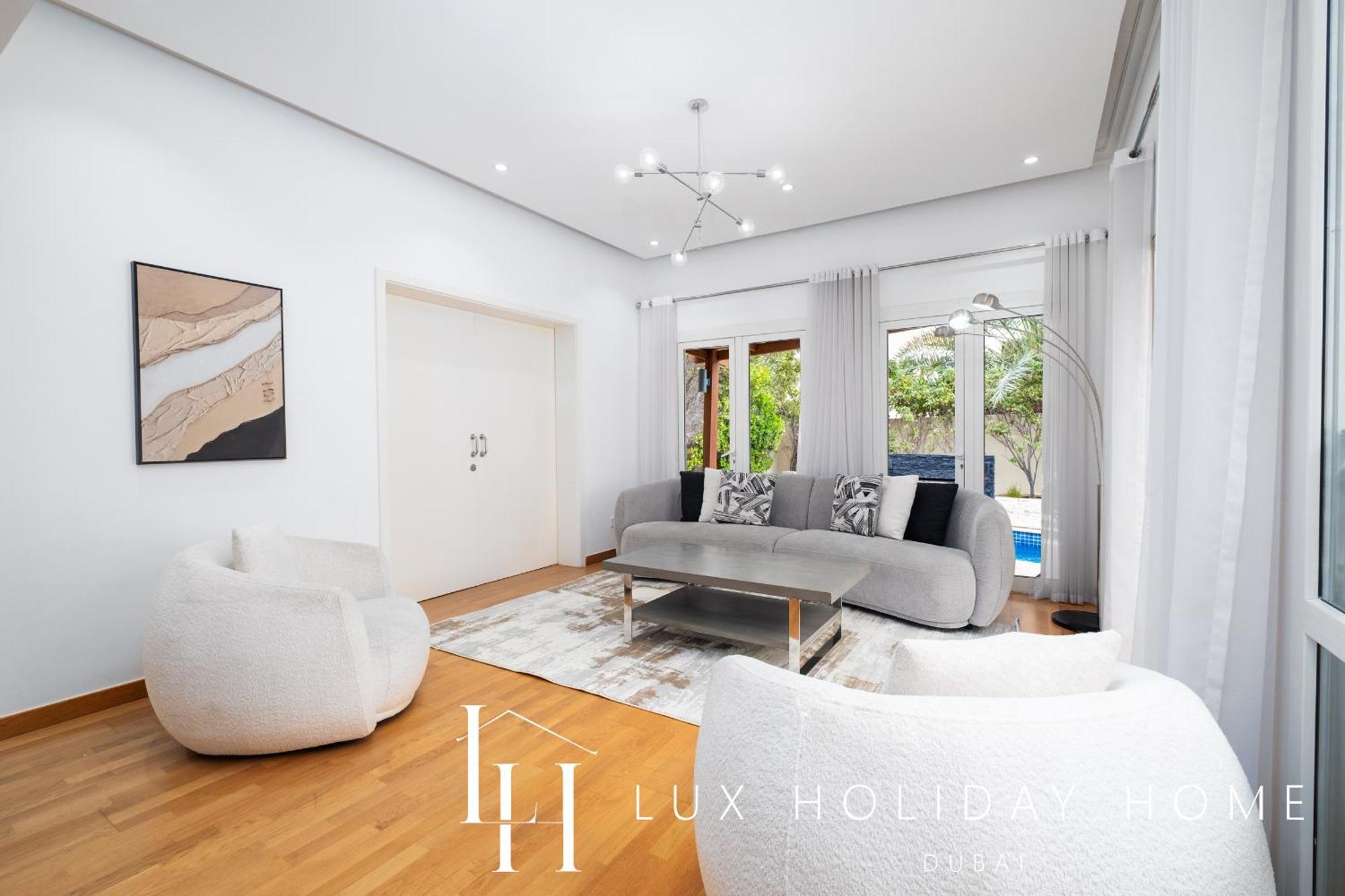 Lux The Meadows 5 Bed *