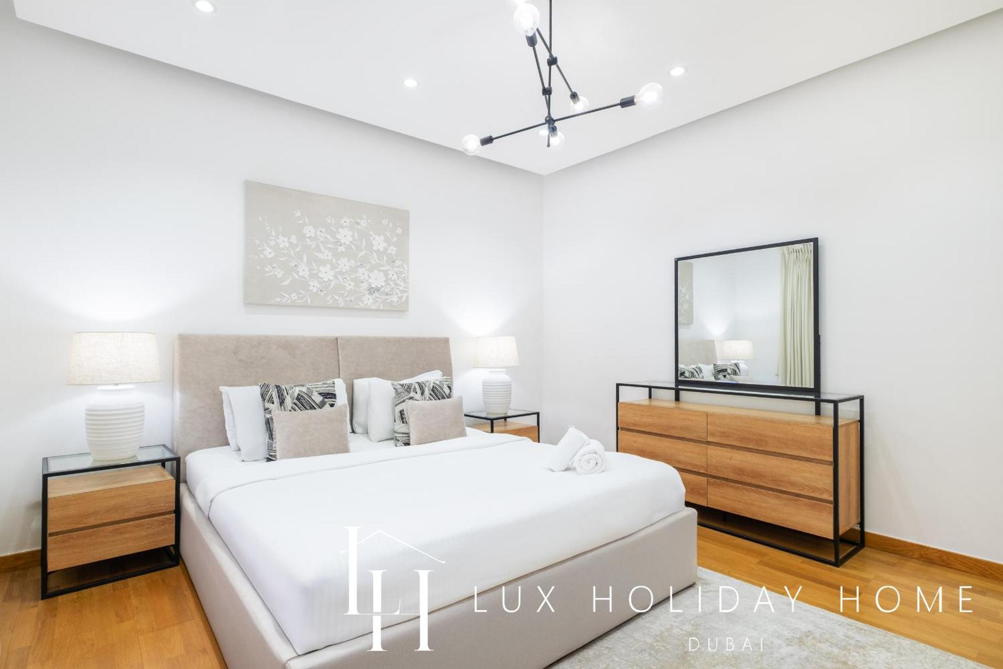 Lux The Meadows 5 Bed *