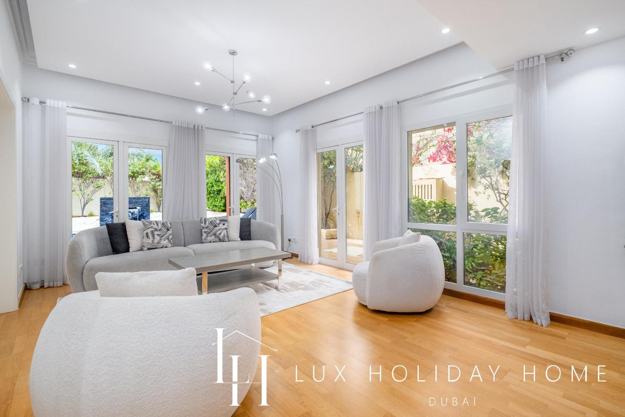 Lux The Meadows 5 Bed *