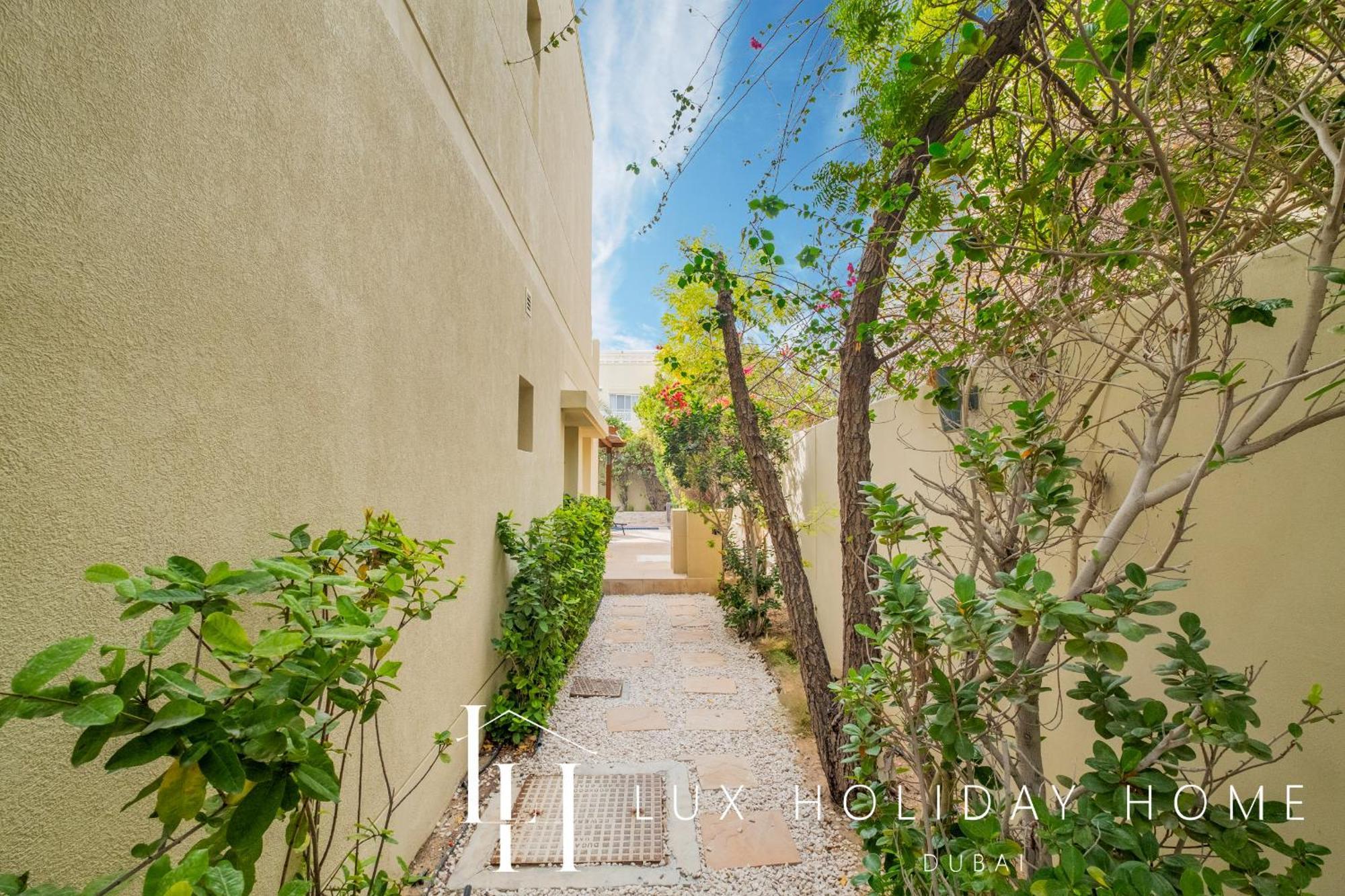 Lux The Meadows 5 Bed Dubai