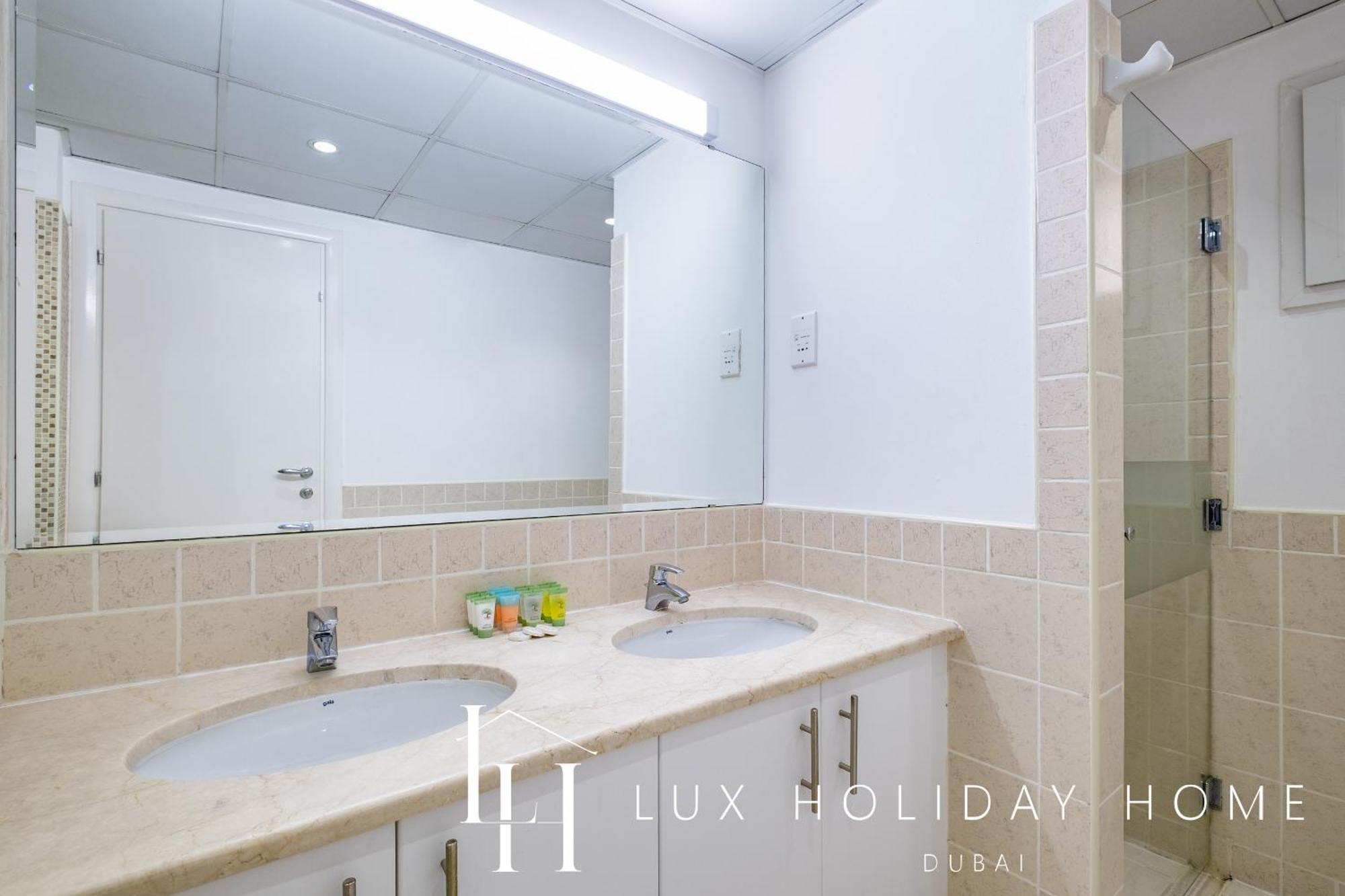 Lux The Meadows 5 Bed
