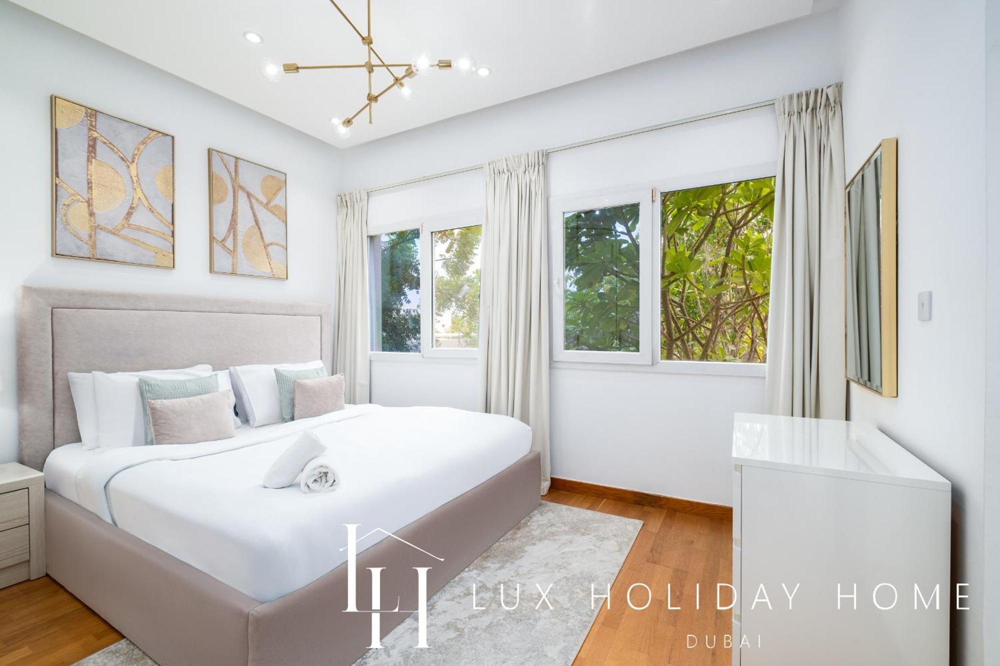 Villa Lux The Meadows 5 Bed *