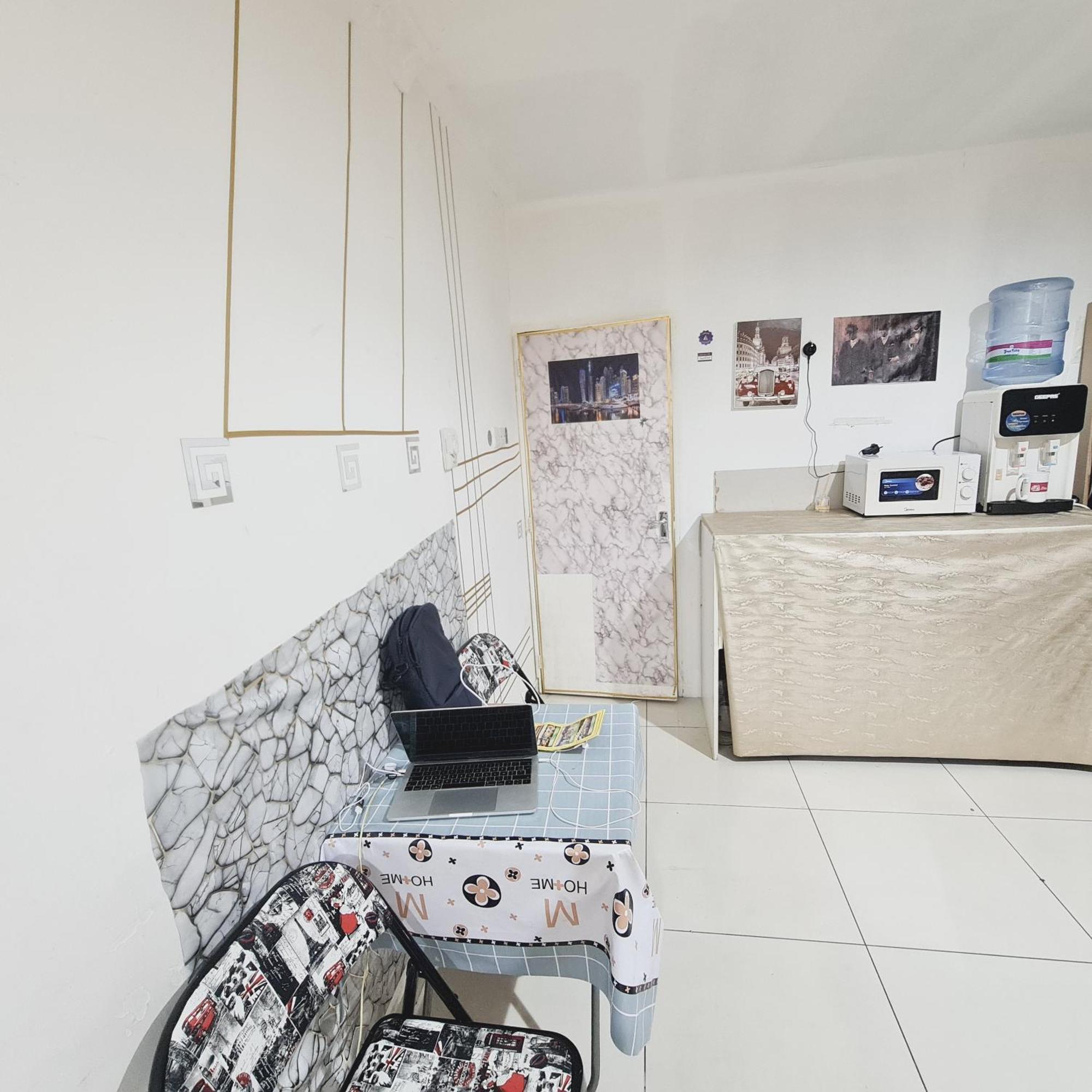 La Gold Capsule Men's Hostel