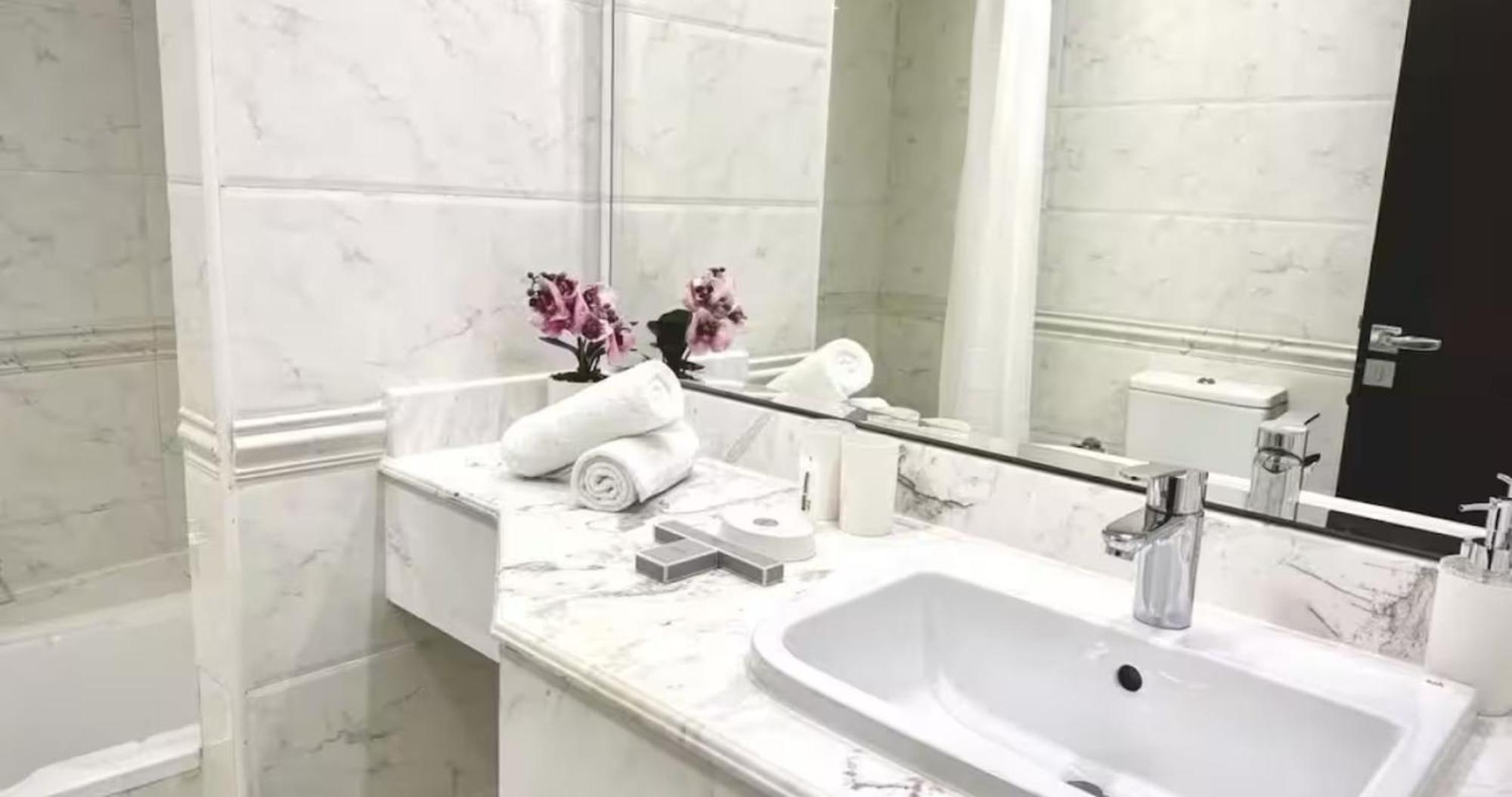 Majestic Tower Apartment *
