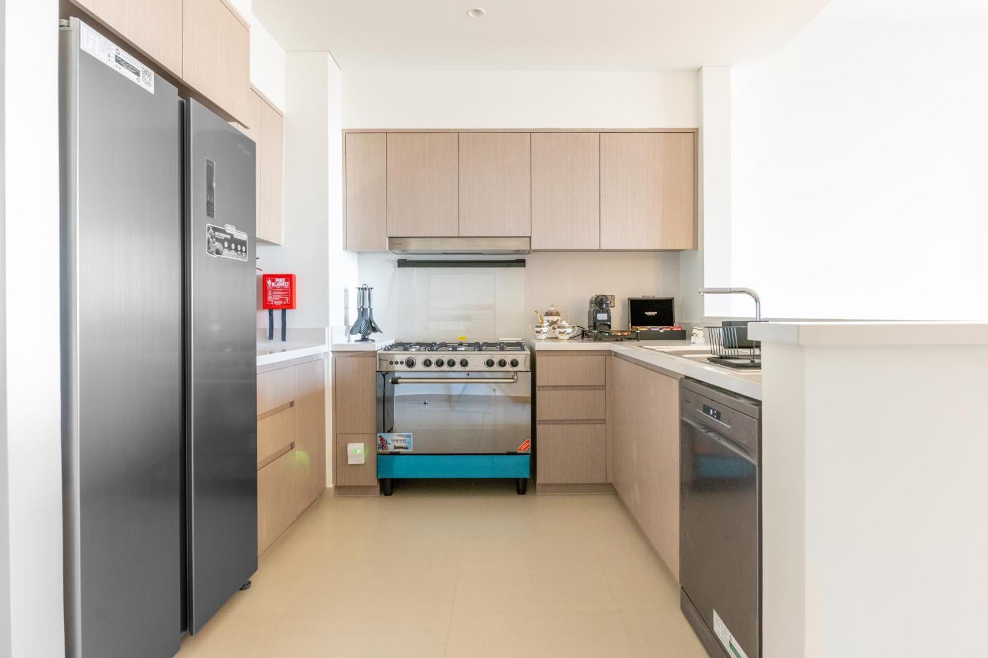 Luxury 4br With Hermes Touch & Burj Khalifa View Apartment *