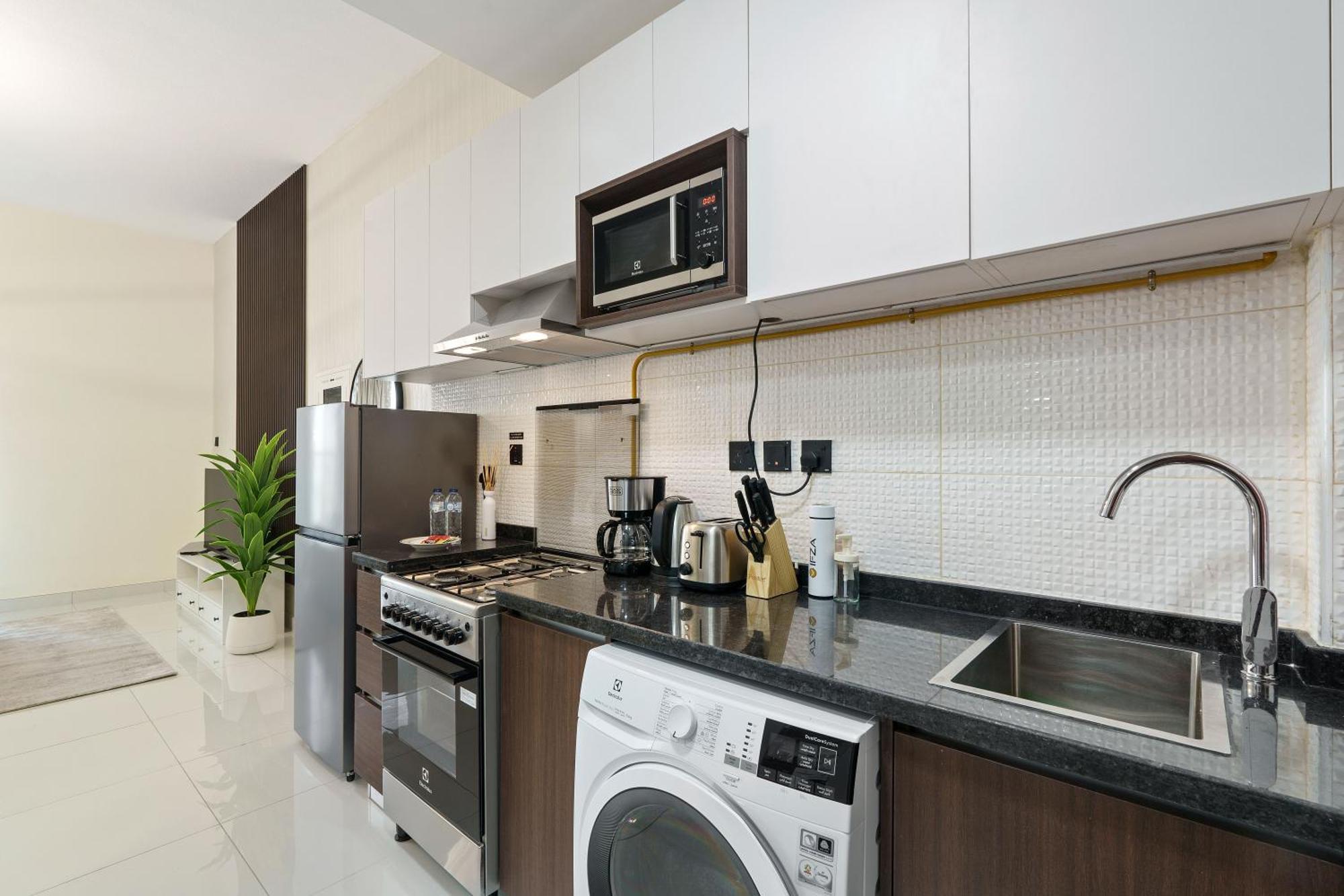 Modern With Amenities Ideal Location Apartment *