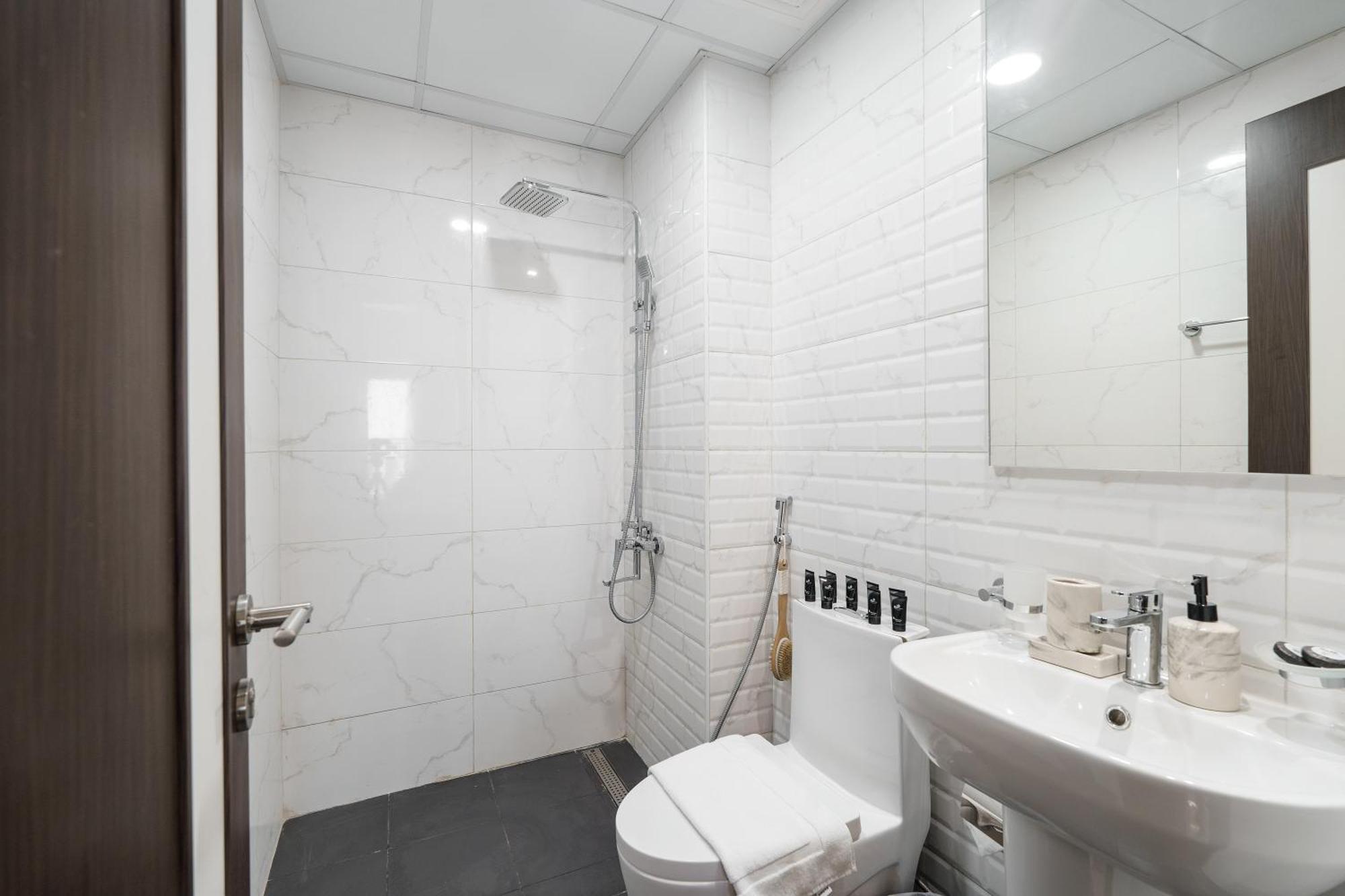 Modern With Amenities Ideal Location Apartment