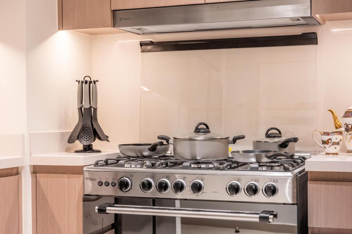 Luxury 4br With Hermes Touch & Burj Khalifa View Apartment