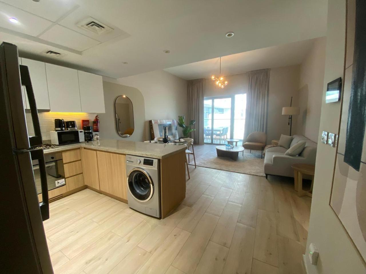 Apartment Two-bedroom With Prime Metro Access
