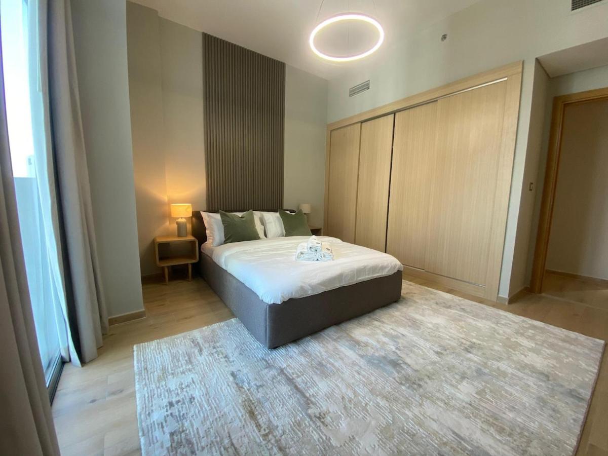 Apartment Two-bedroom With Prime Metro Access *