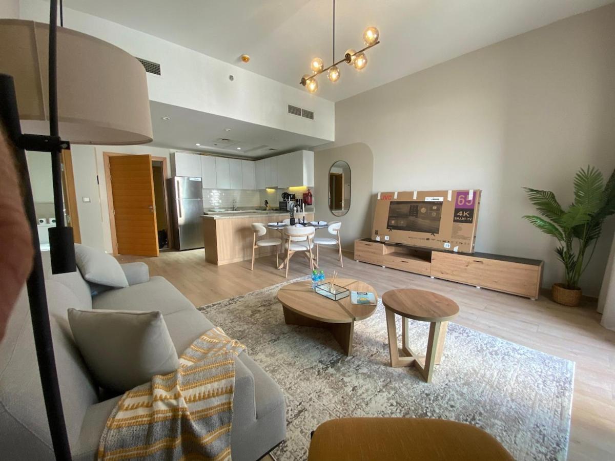 Apartment Two-bedroom With Prime Metro Access Dubai