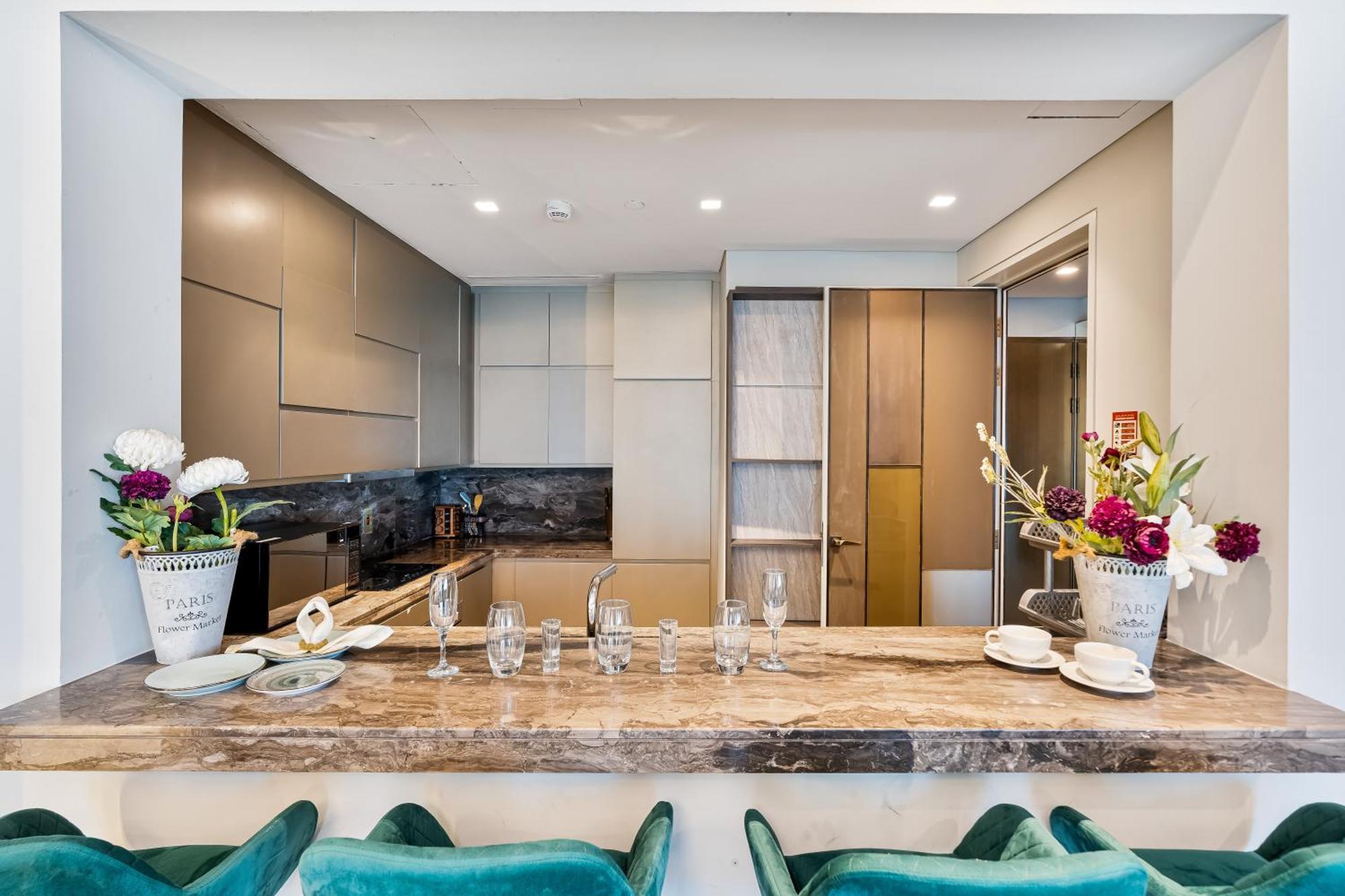 Dreaminn-2br Damac Heights With Sea View & Balcony *