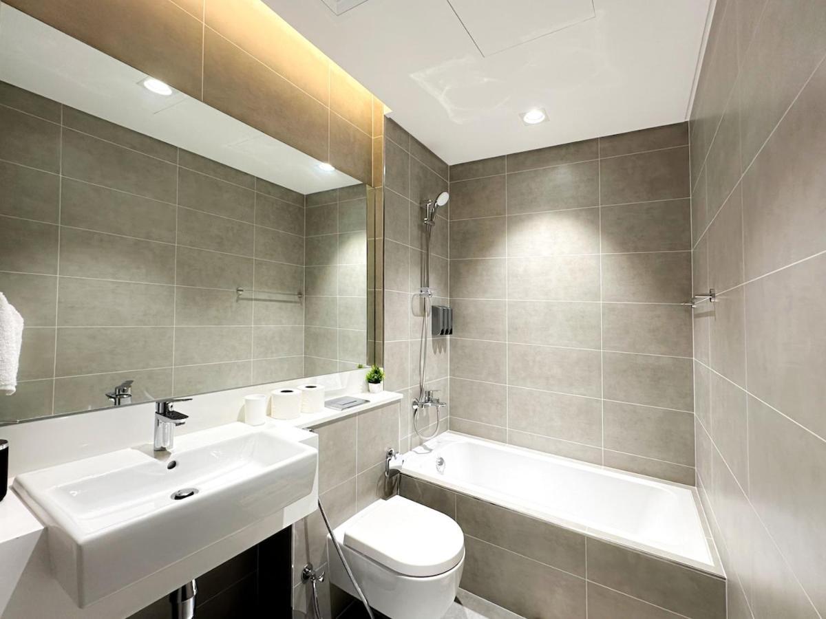 Luxury 1br With Aquatic View, District One Apartment