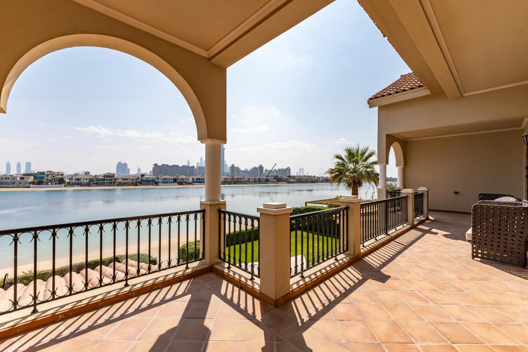 Frond D, Beachfront Villa, Palm Jumeirah - Mint Homes * Dubai