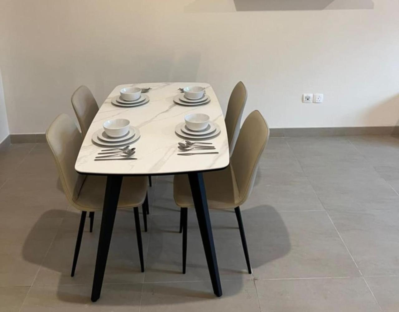 Spacious One-bedroom In Muhaisnah, Apartment