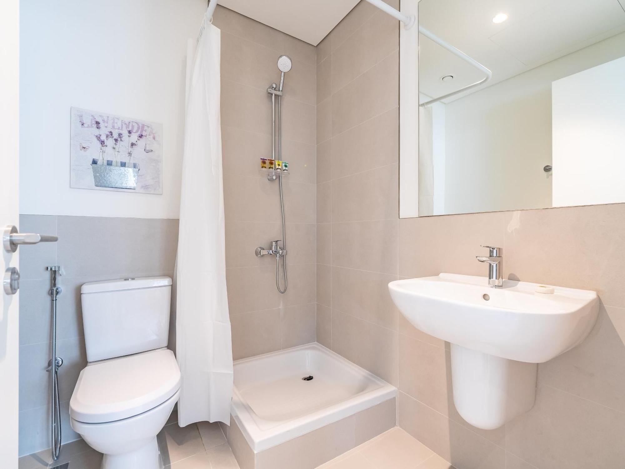 Creek Gem, Stylish With Two Balconies Apartment