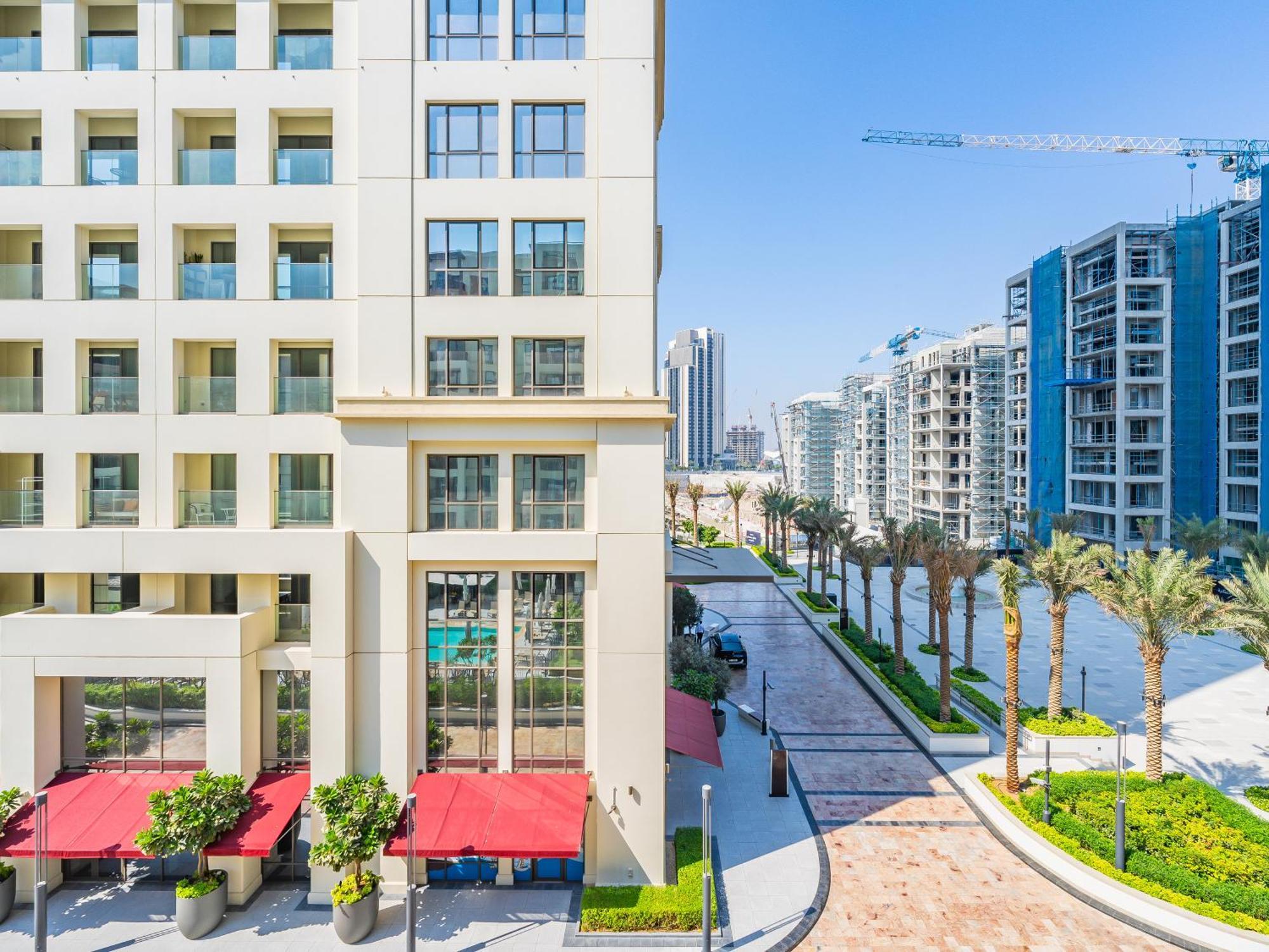 Creek Gem, Stylish With Two Balconies Apartment