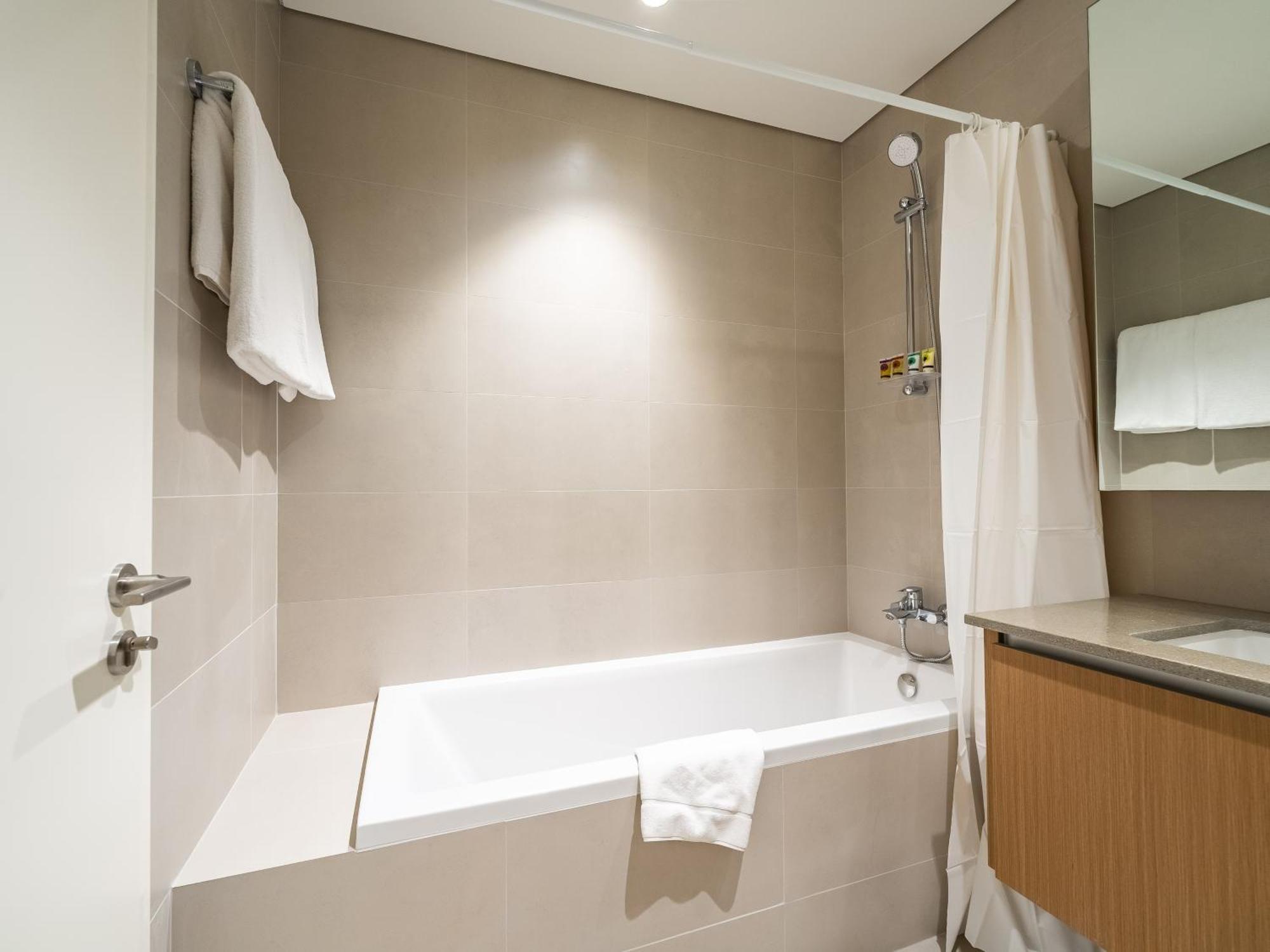 Apartment Creek Gem, Stylish With Two Balconies Dubai