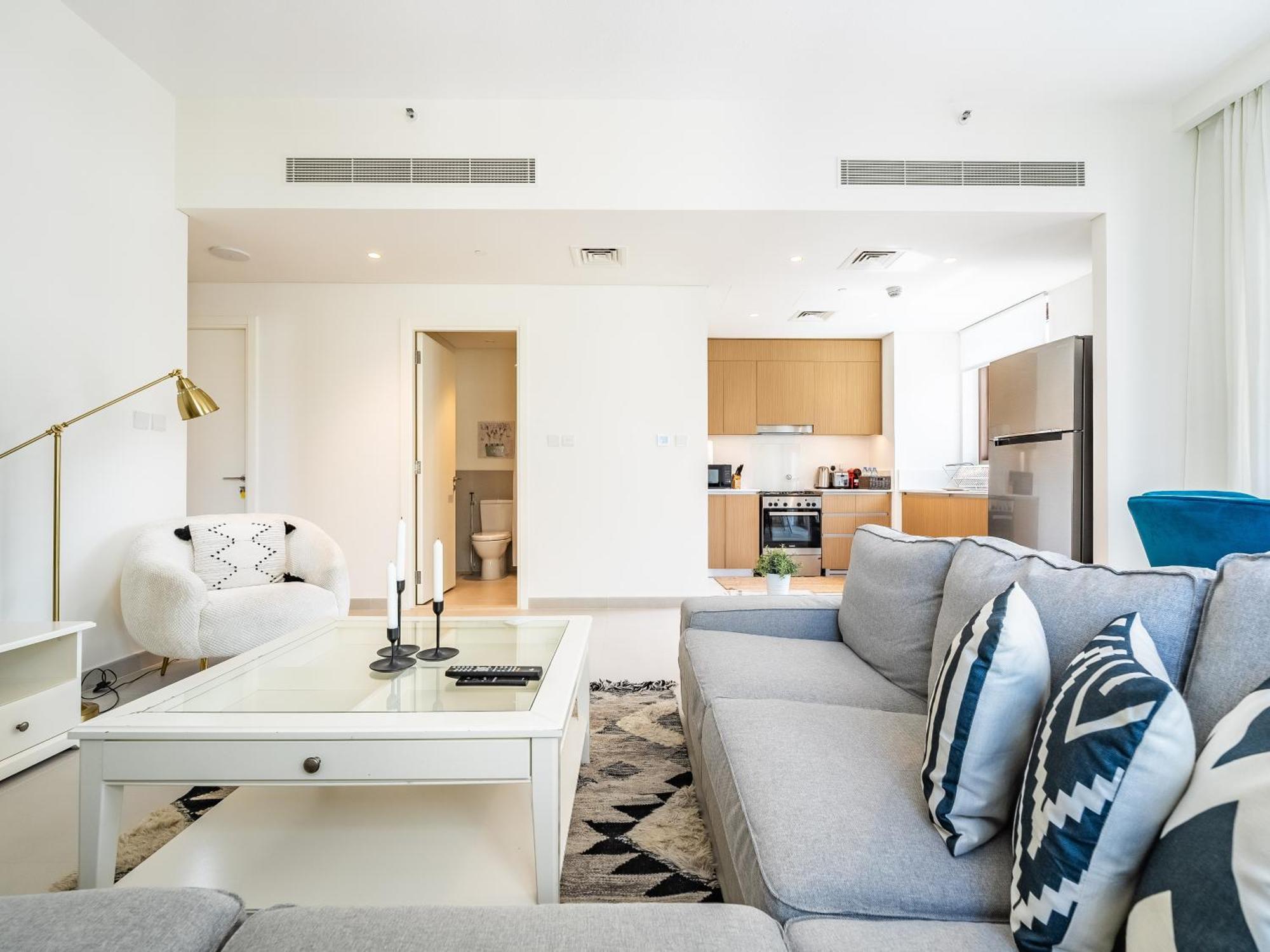 Creek Gem, Stylish With Two Balconies Apartment *