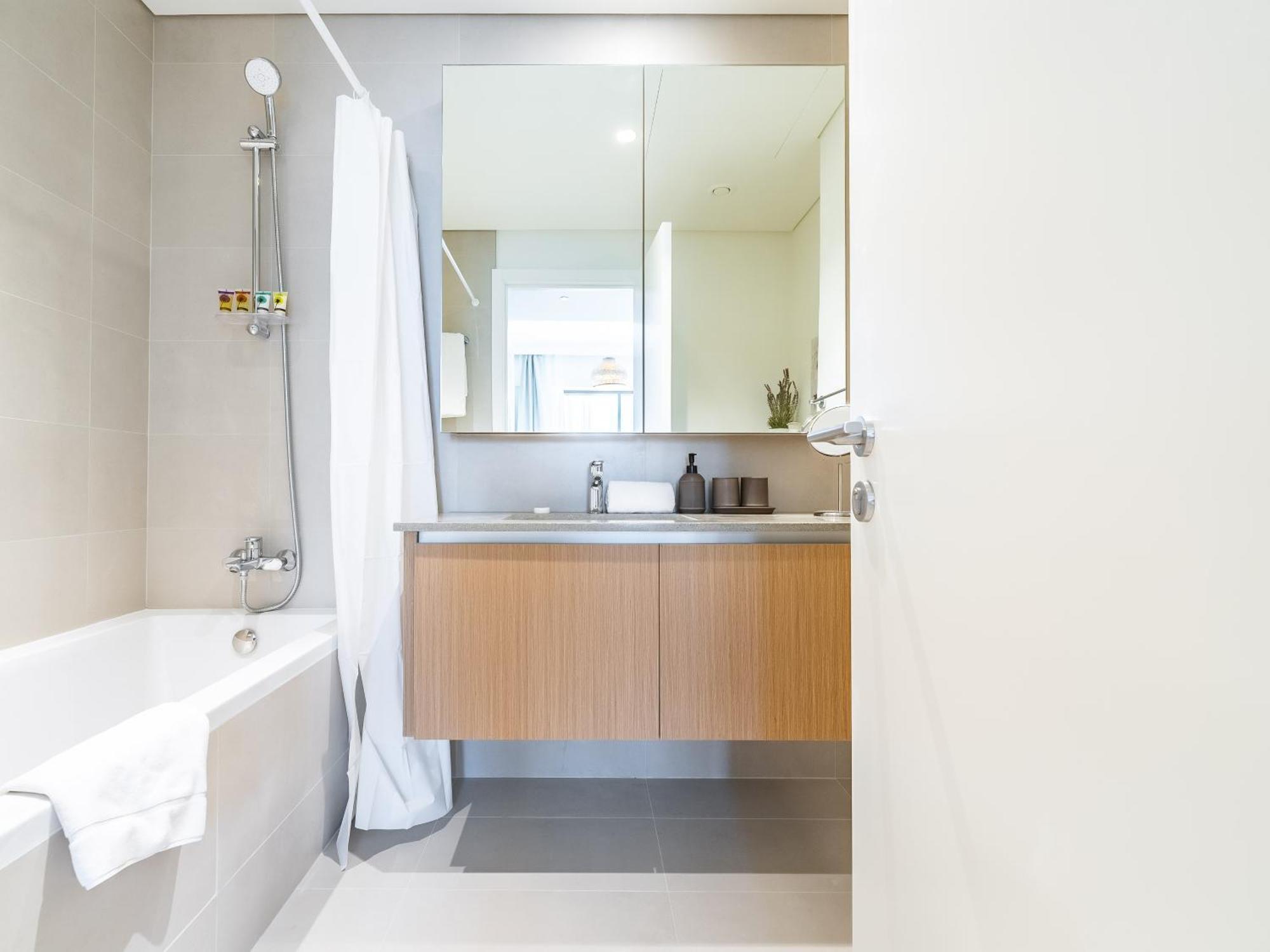 Creek Gem, Stylish With Two Balconies Apartment