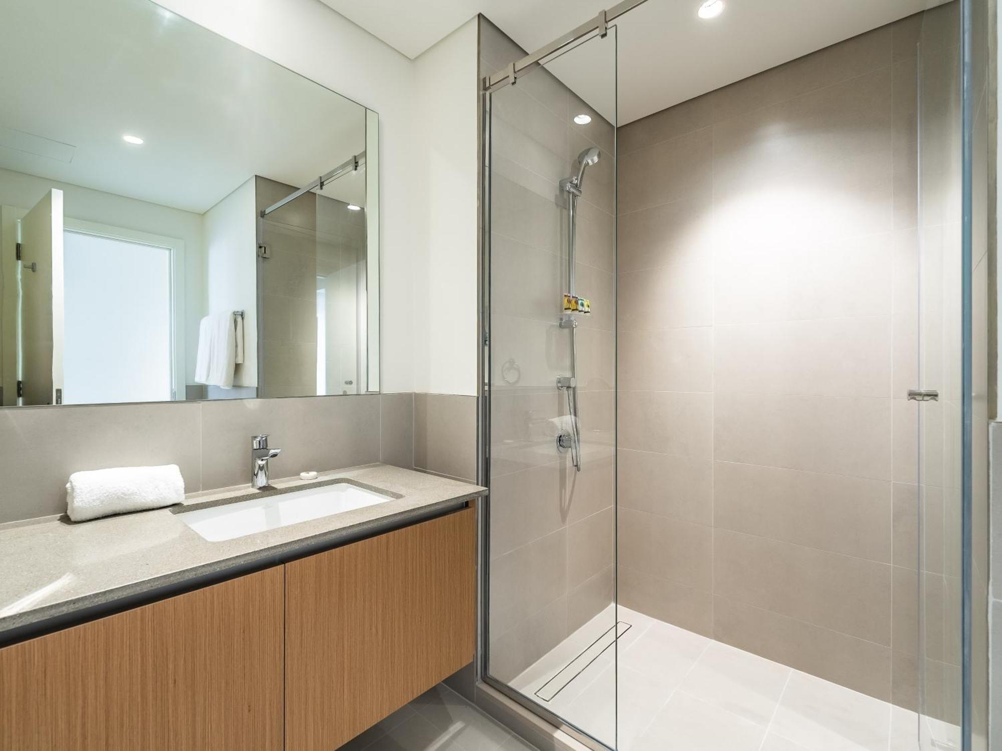 Creek Gem, Stylish With Two Balconies Dubai