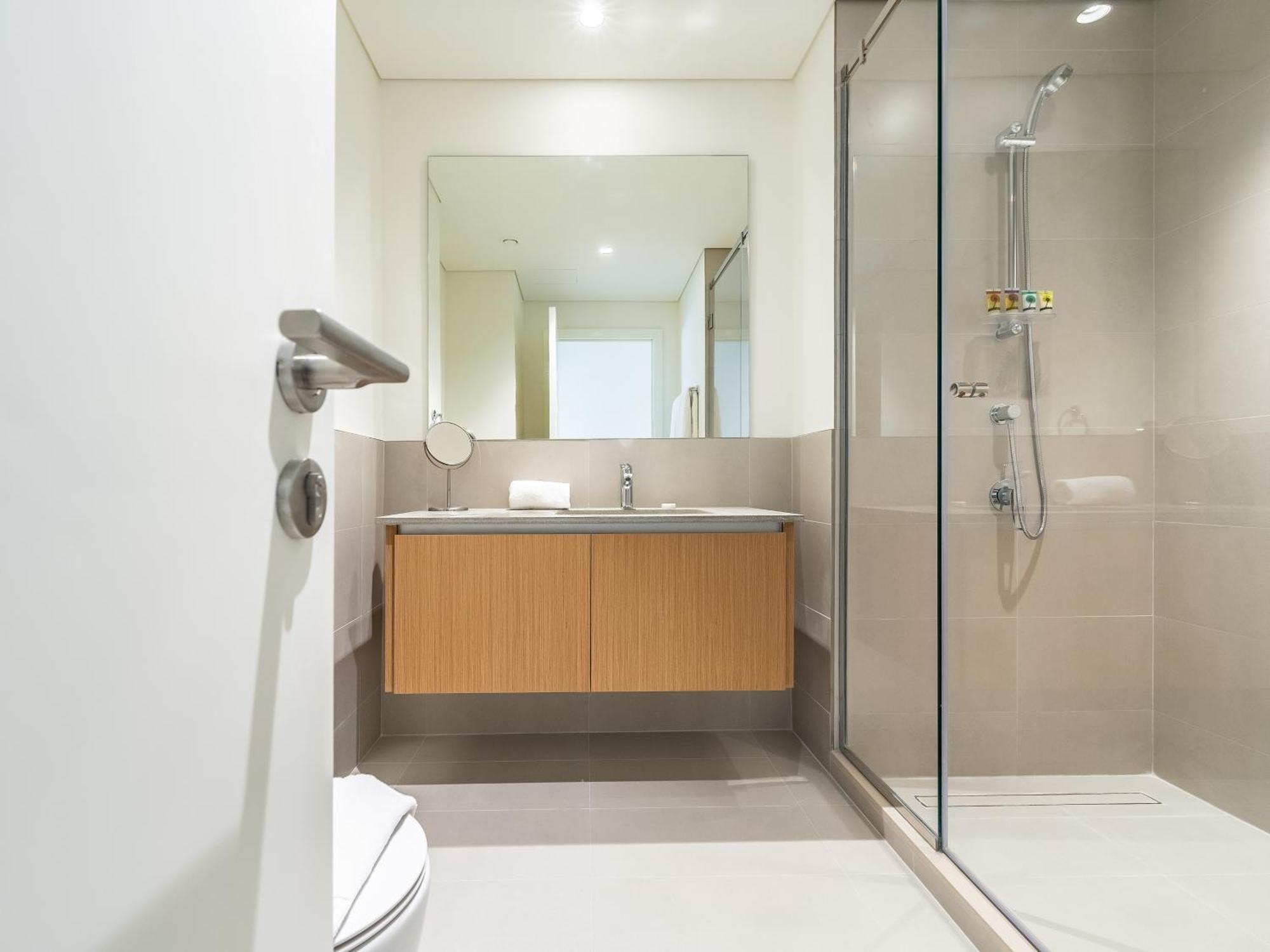 Creek Gem, Stylish With Two Balconies Apartment