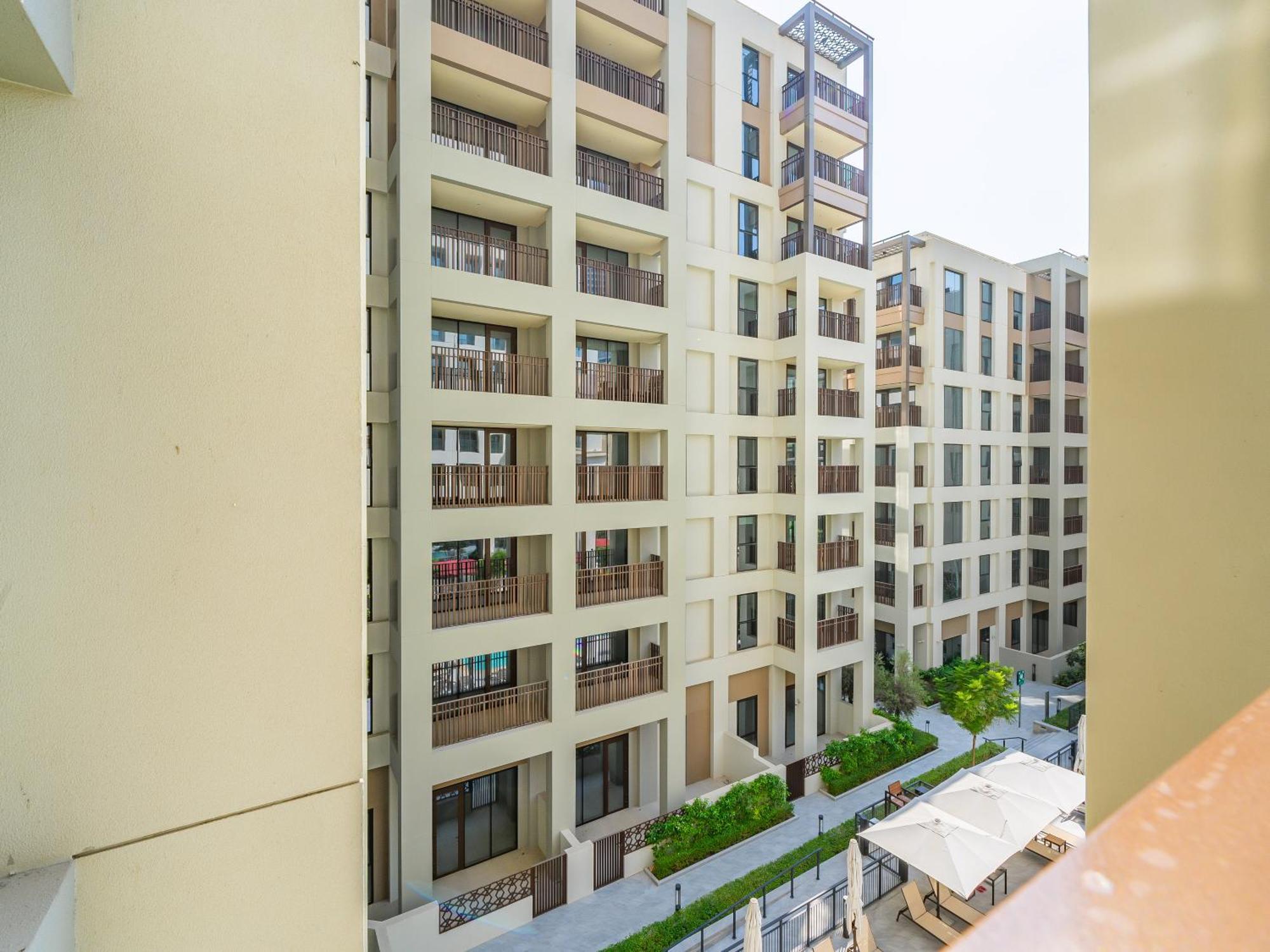 Creek Gem, Stylish With Two Balconies Apartment