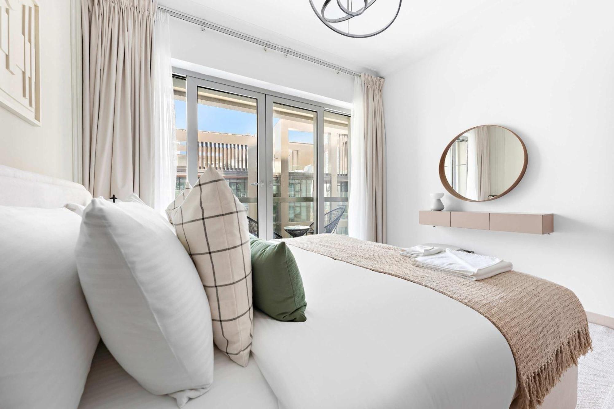 Silkhaus Modern 1br With Balcony In Emaar Tower Apartment