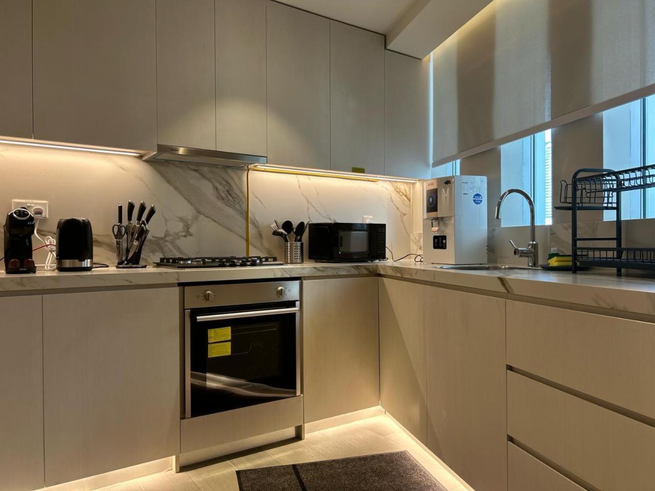 Apartment Marina Walk Gem Modern With Pool & Gym Access, Steps To & Metro Dubai